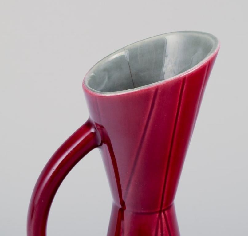 Carl Harry Stålhane für Rörstrand. Zwei Krüge und eine Platte aus Keramik (Glasiert) im Angebot