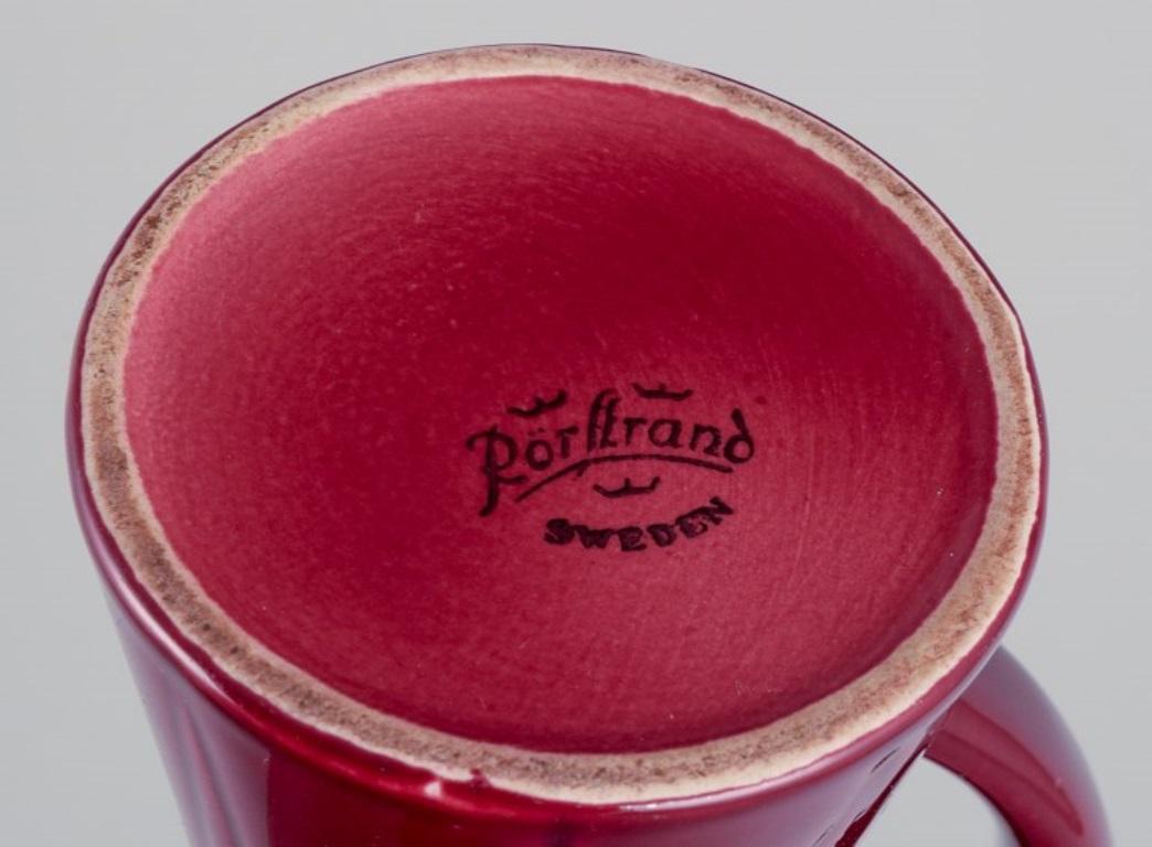 Carl Harry Stålhane für Rörstrand. Zwei Krüge und eine Platte aus Keramik im Angebot 2