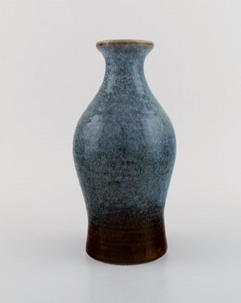 Carl Harry Stålhane for Rörstrand. Vase in glazed ceramics.
Beautiful speckled glaze in blue-gray and brown shades, mid-20th century.
Measures: 23 x 12 cm.
In excellent condition.
Signed.
1st factory quality.
 
  