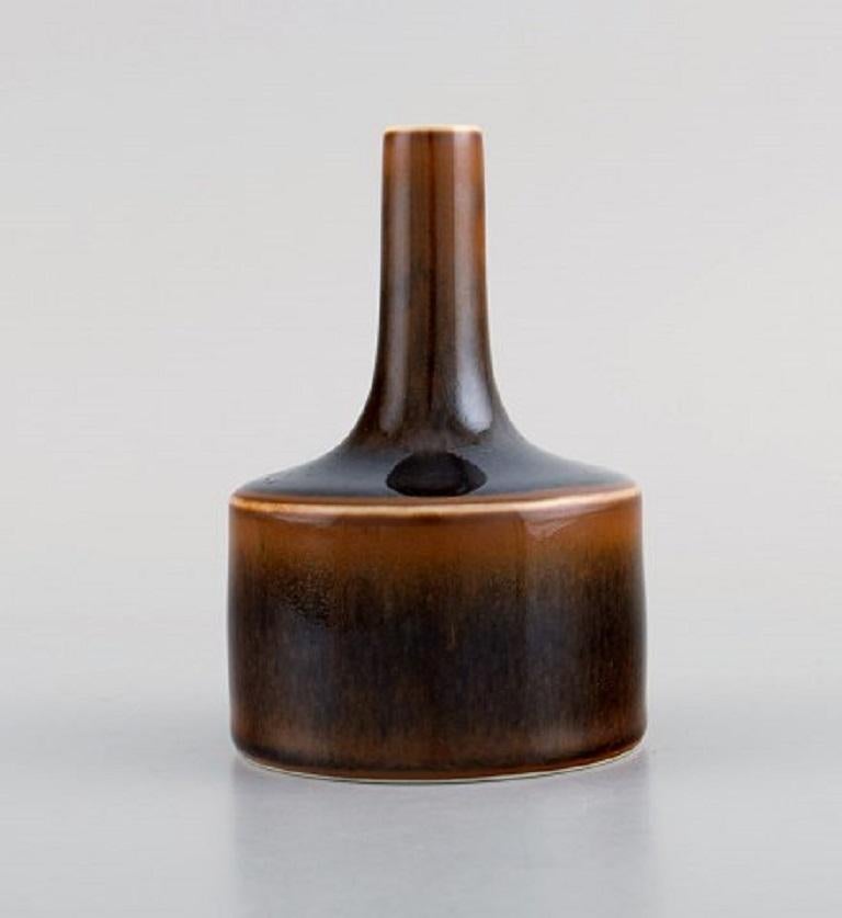 Carl Harry Stålhane for Rörstrand. Vase in glazed ceramics. Beautiful glaze in brown shades, Mid-20th century.
Measures: 11.5 x 7.5 cm.
In excellent condition.
Signed.
1st factory quality.