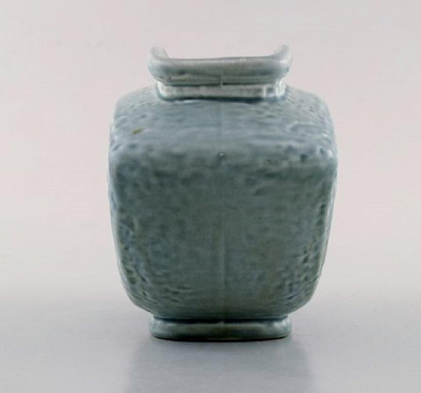 Carl-Harry Stålhane für Rörstrand. Vase aus glasiertem Steingut mit reliefiertem Blattwerk. 1960's.
In sehr gutem Zustand.
Gestempelt.
Maße: 16 x 11,5 cm.