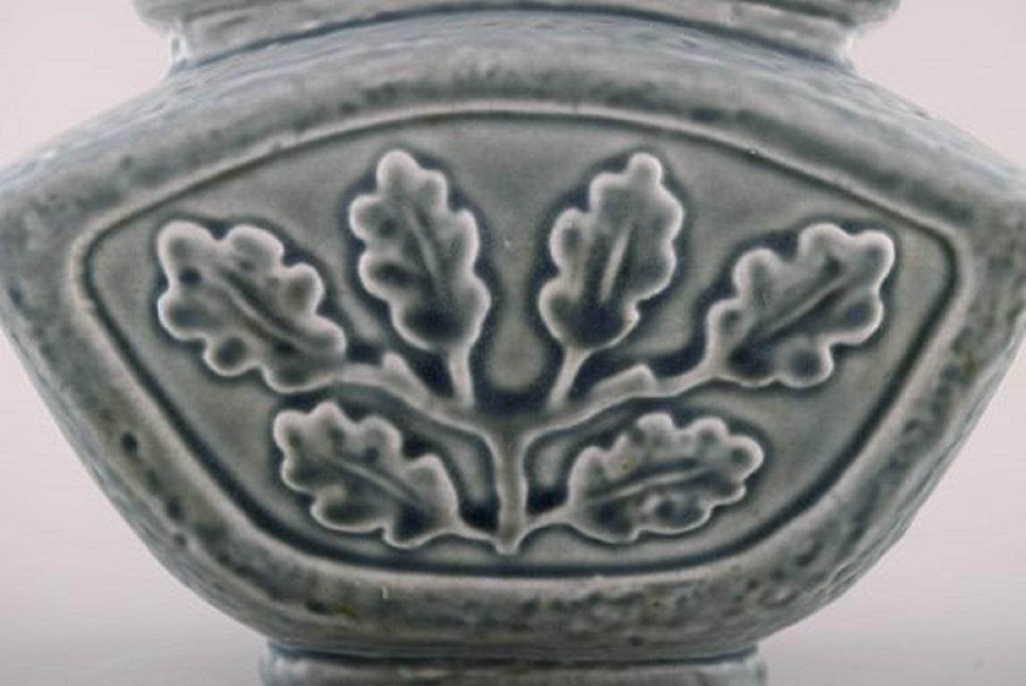 Carl-Harry Stålhane für Rörstrand. Vase aus glasiertem Steingut mit Blattwerk (Skandinavische Moderne) im Angebot