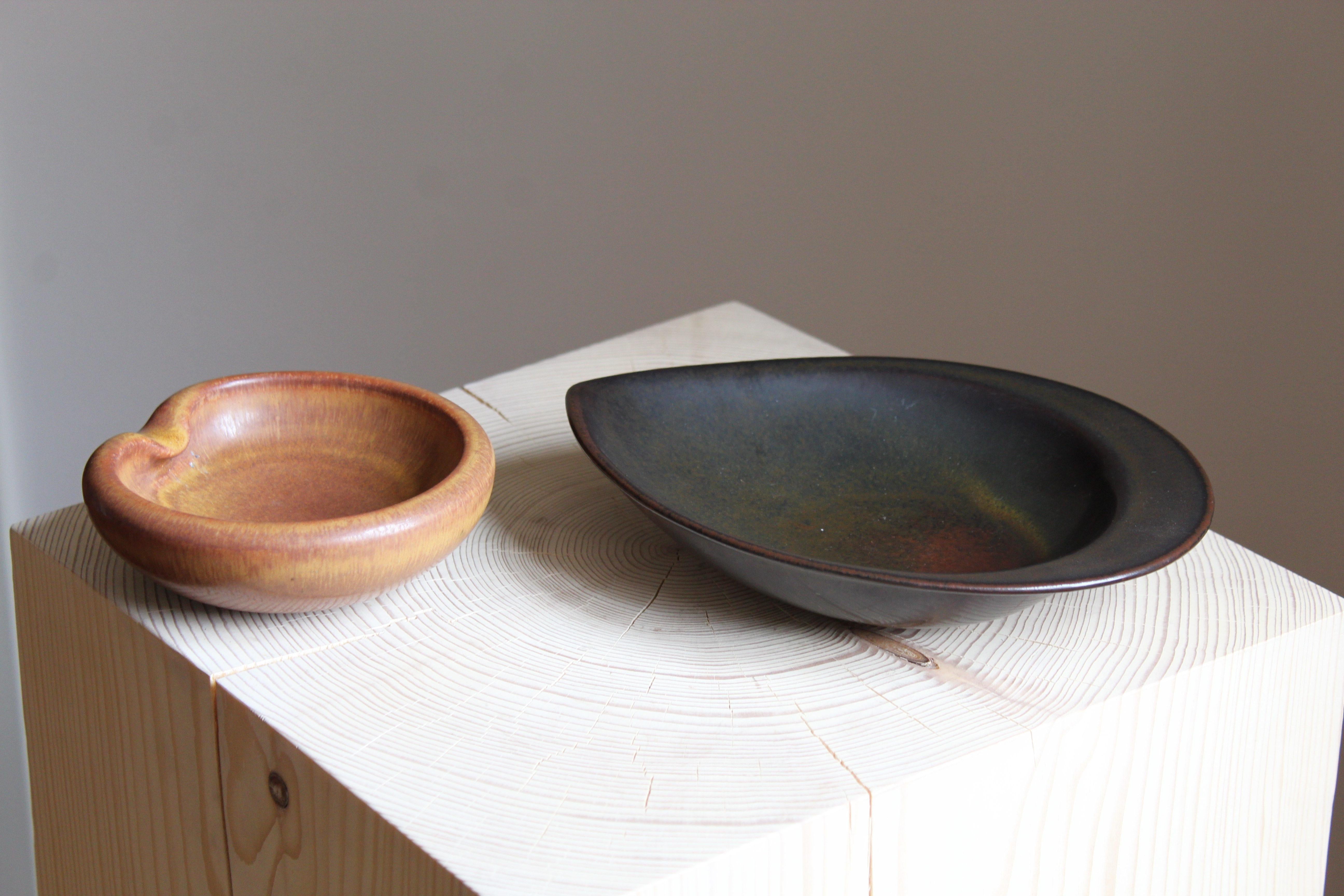 Two small modernist bowls / dishes / vide-poche. One designed by Gertrud Lönegren, one designed by Carl-Harry Stålhane. Both produced by Rörstrand, Sweden, c. 1950s. Each signed.