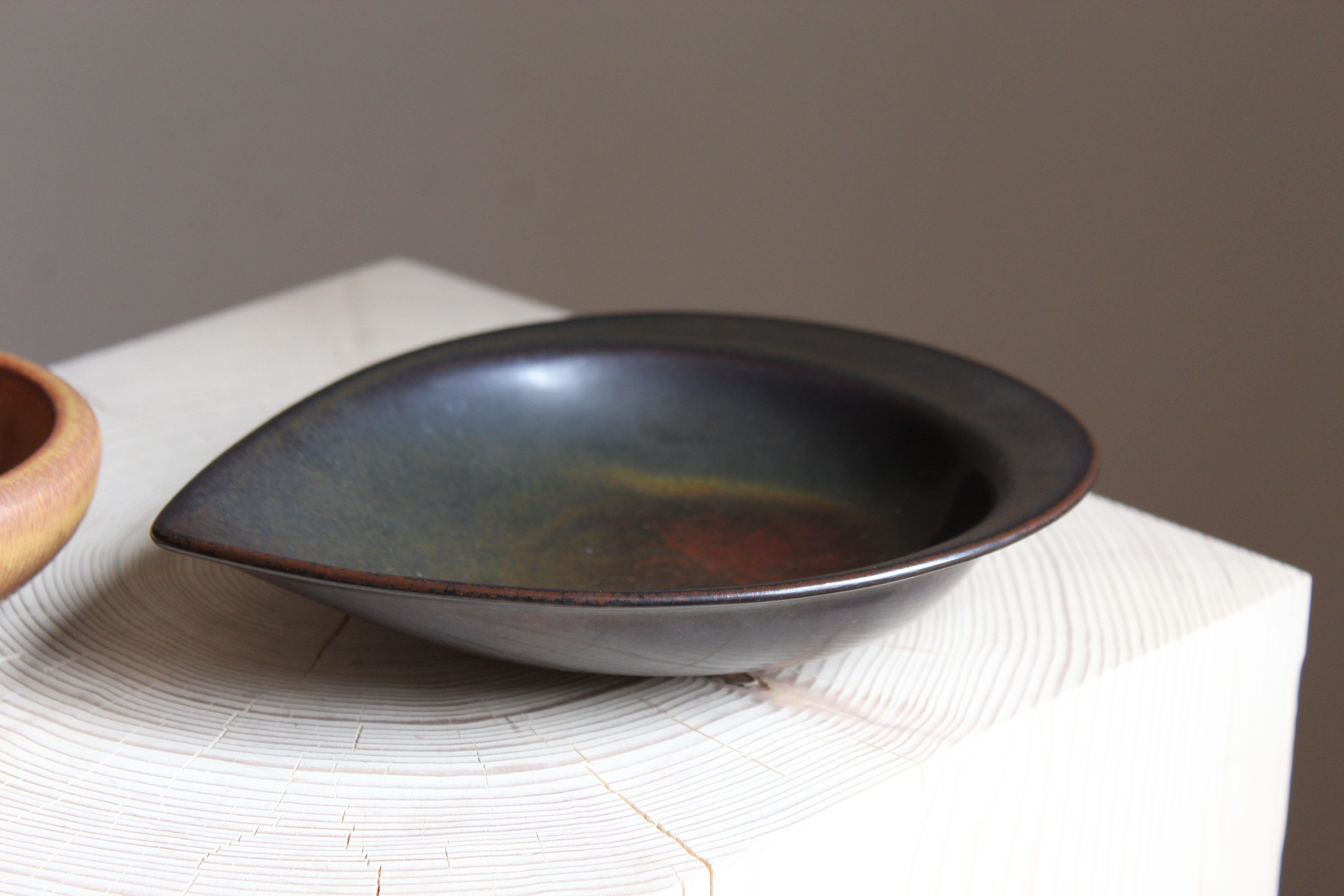 Carl-Harry Stålhane & Gertrud Lönegren, small bowls, Stoneware, Rörstrand, 1950s In Good Condition In High Point, NC