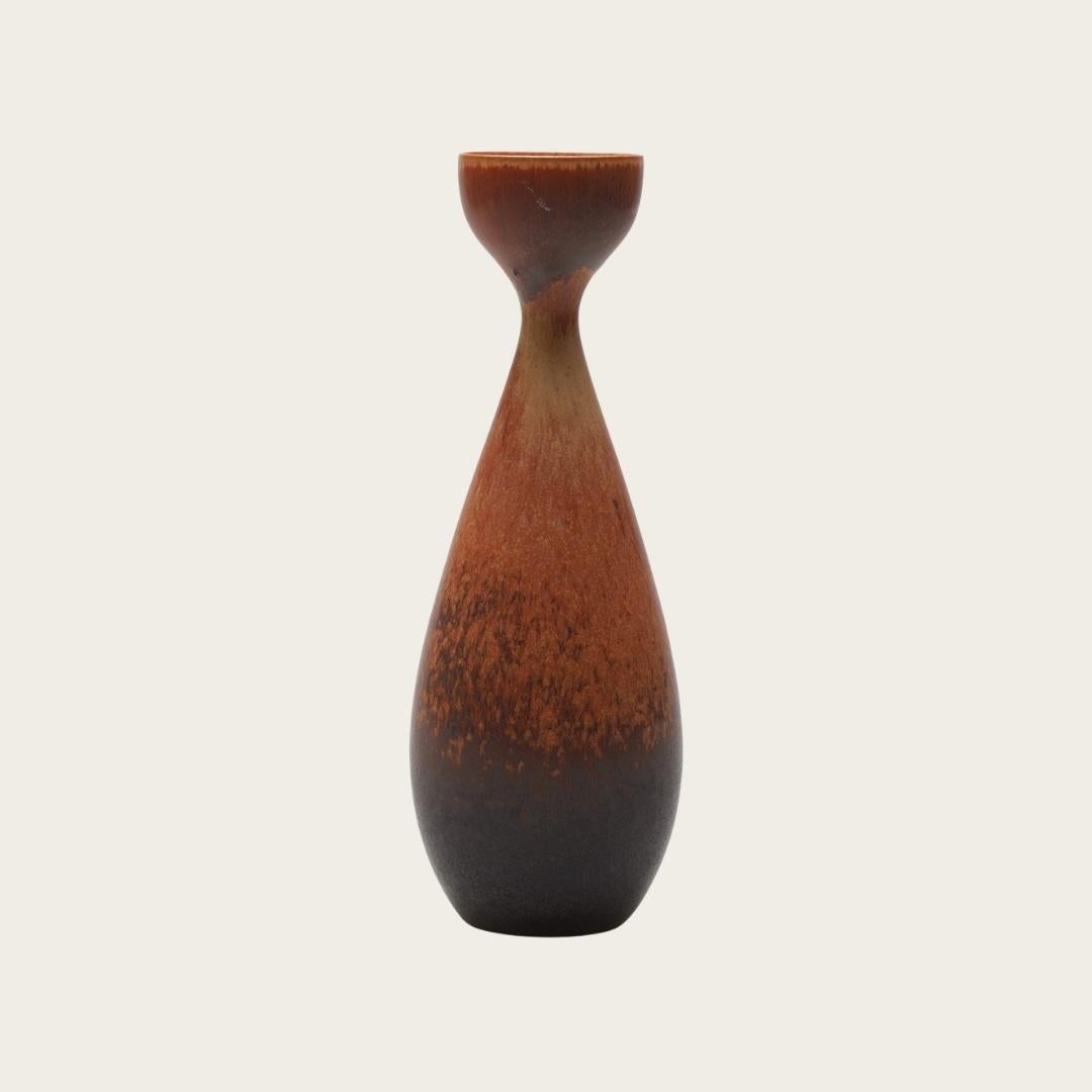 1950s, Sweden. This stoneware vase features a rich oxblood glaze with speckled detailing. The underside bears Carl-Harry Stålhane’s designer mark alongside the manufacturer’s stamp.