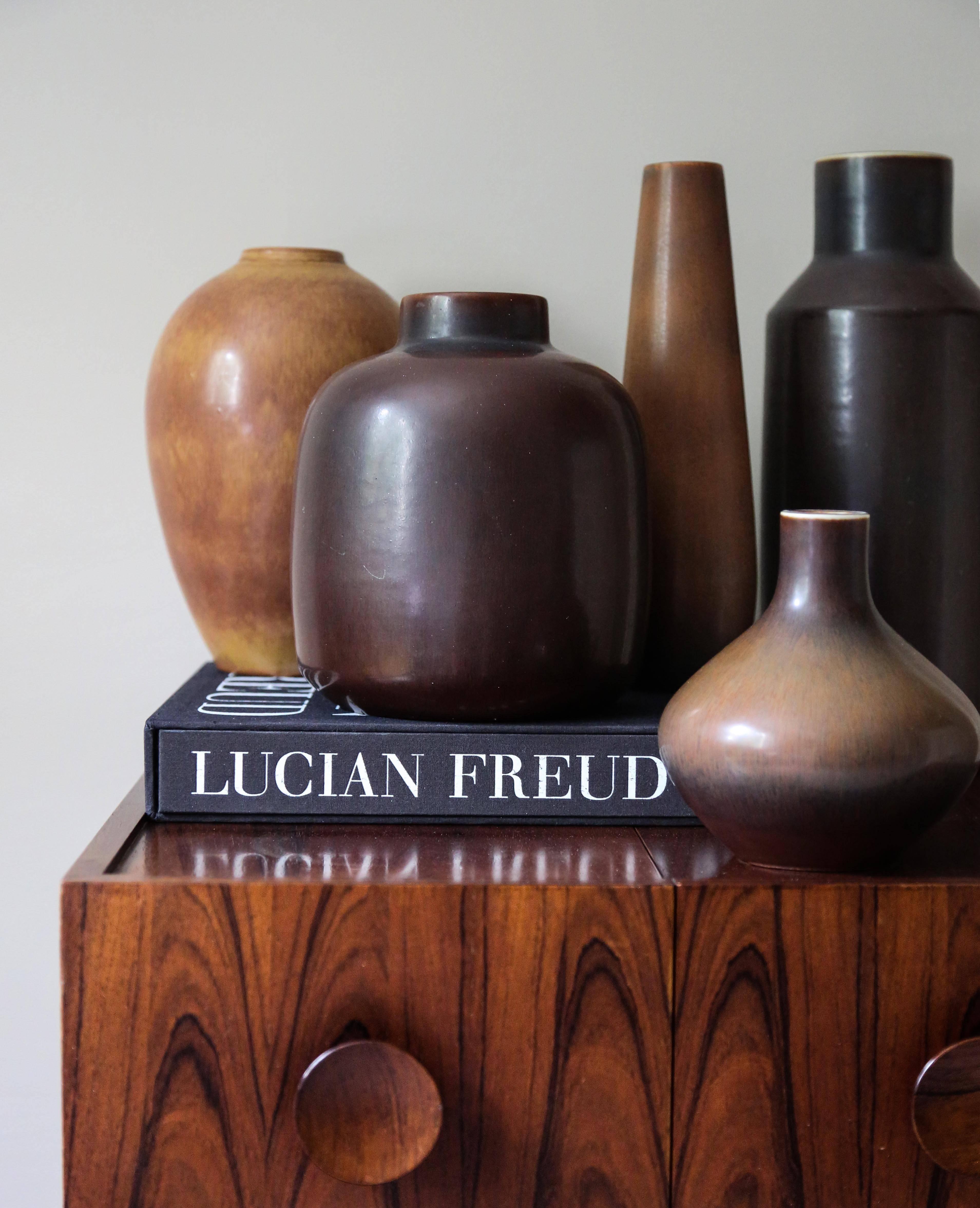 A decorative collection of five ceramic vessels by two of the most celebrated Swedish 20th century ceramists Carl-Harry Stålhane & Gunnar Nylund, in brown color tones and various shapes.

Manufactured by Rörstrand Ab, Sweden, circa