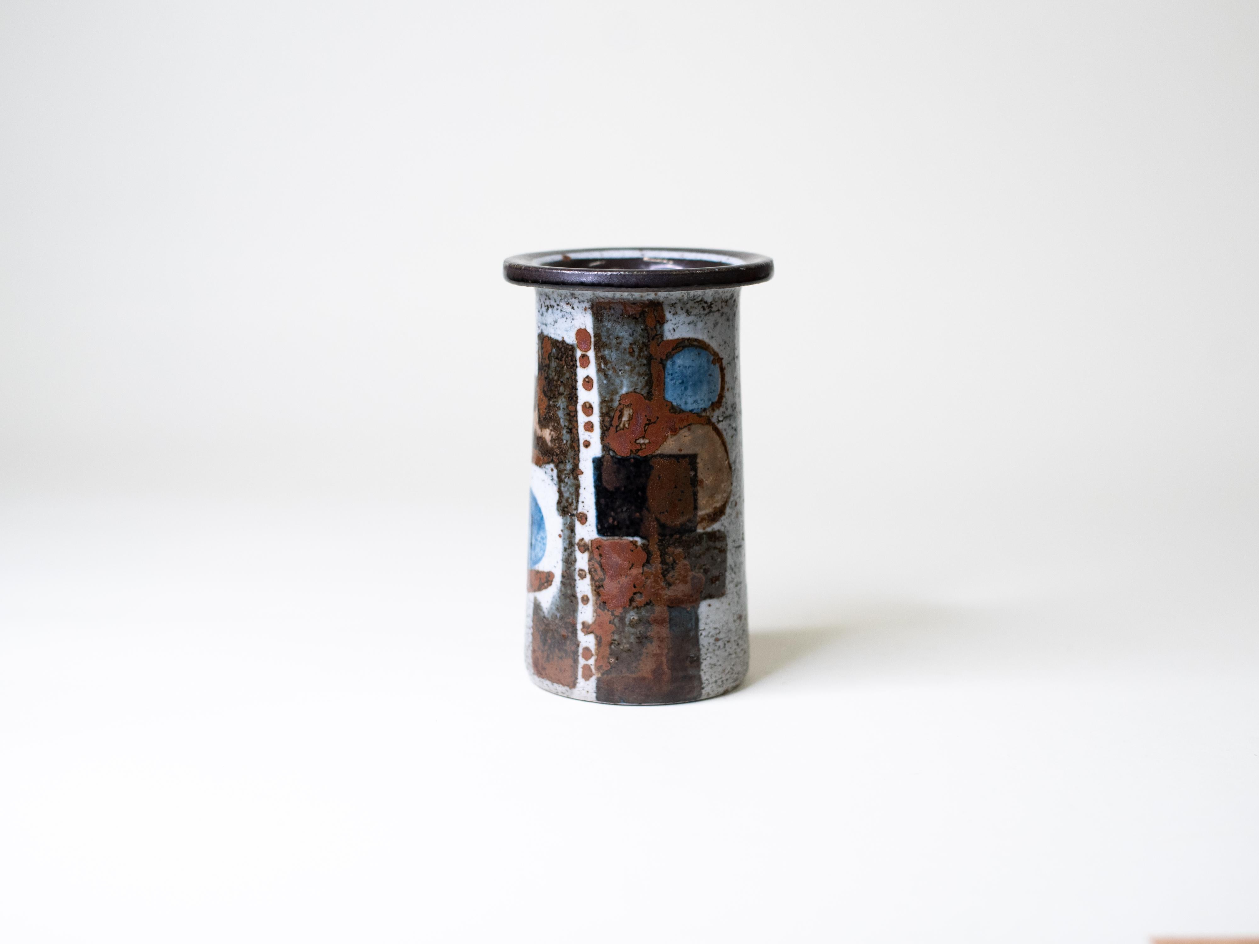 Vase en grès tourné et peint à la main, provenant du département artistique de Rörstrand (Drejargruppen), créé par le maître céramiste suédois Carl-Harry Stålhane en 1976. La forme haute et évasée est décorée de l'abstraction picturale