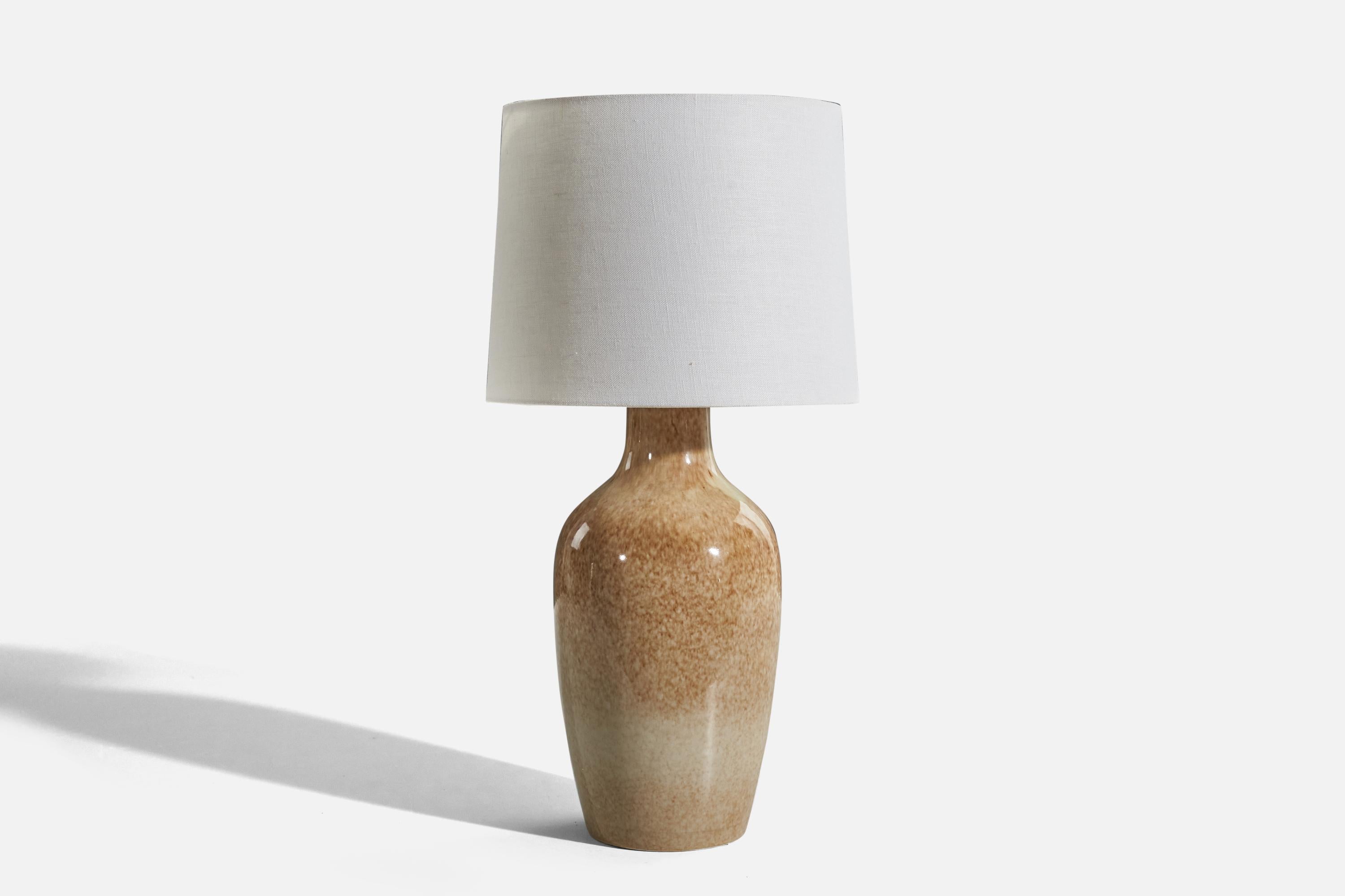 A cream, glazed stoneware table lamp designed and produced by Carl-Harry Stålhane and Kent Eriksson, Sweden, c. 1960s.