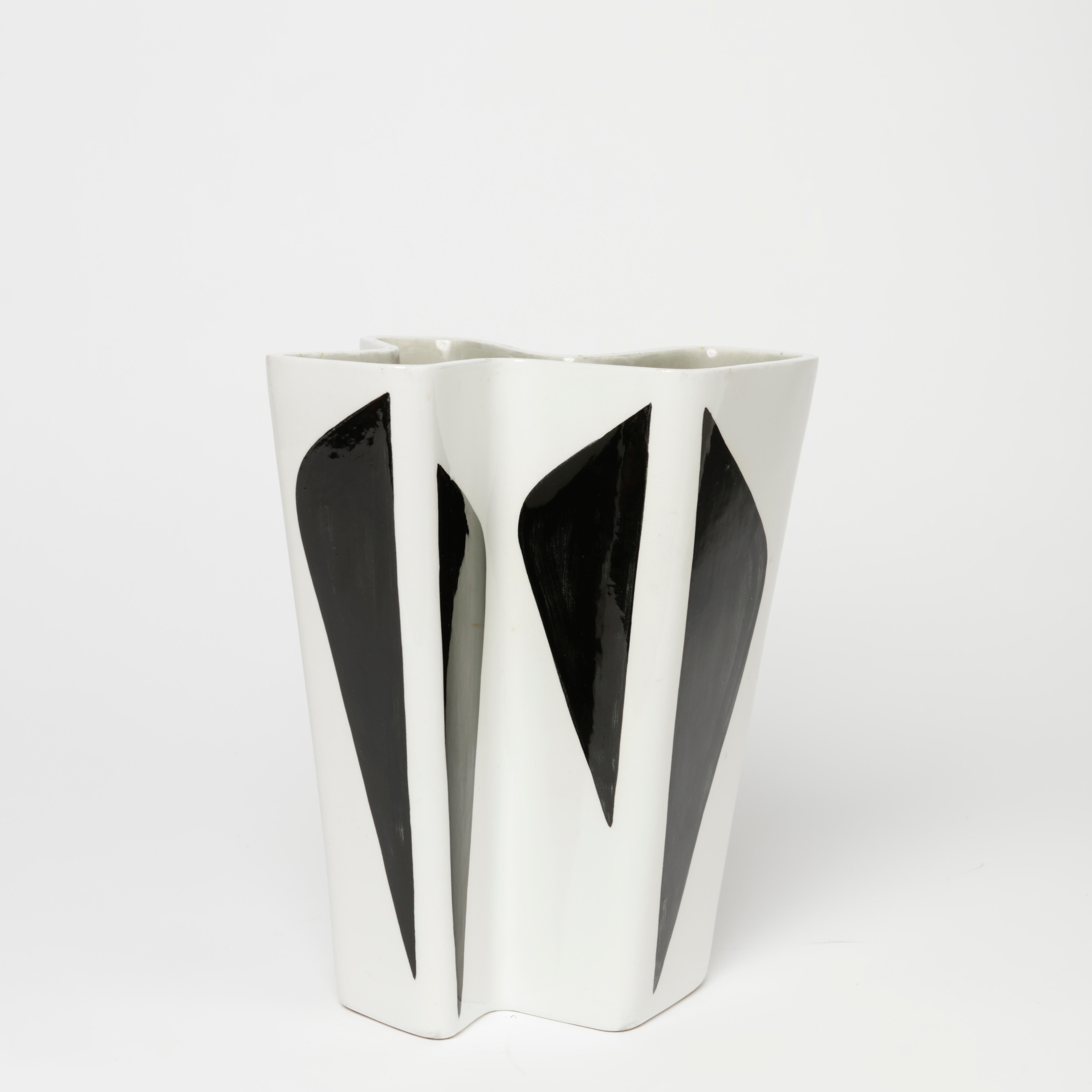 Konstrakta vase by Carl-Harry Stålhane for Rörstrand, 1953.
Measures: 20cm/7.9
