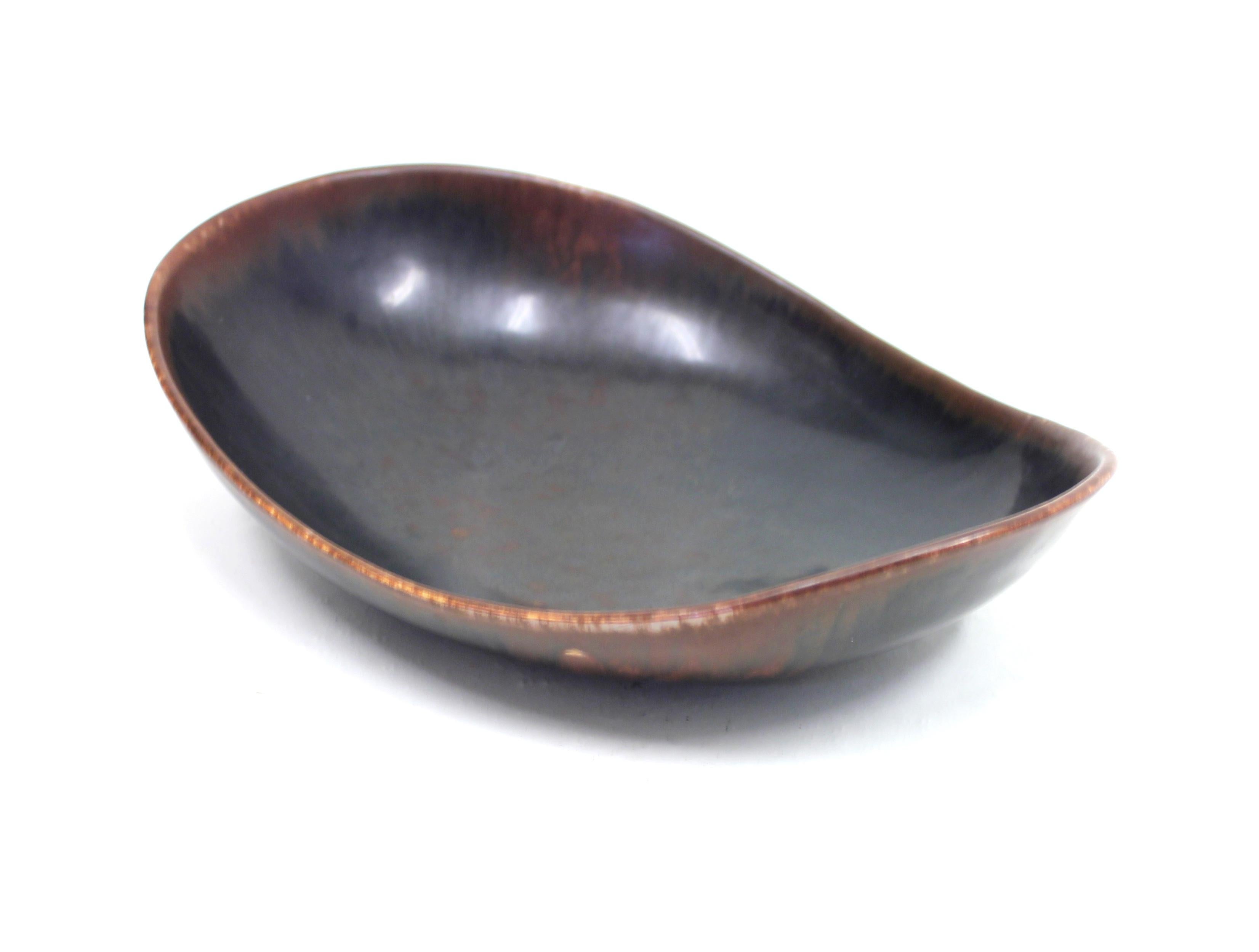 Large brown ceramic bowl designed by Carl-Harry Stålhane in the 1950s, very good vintage condition.