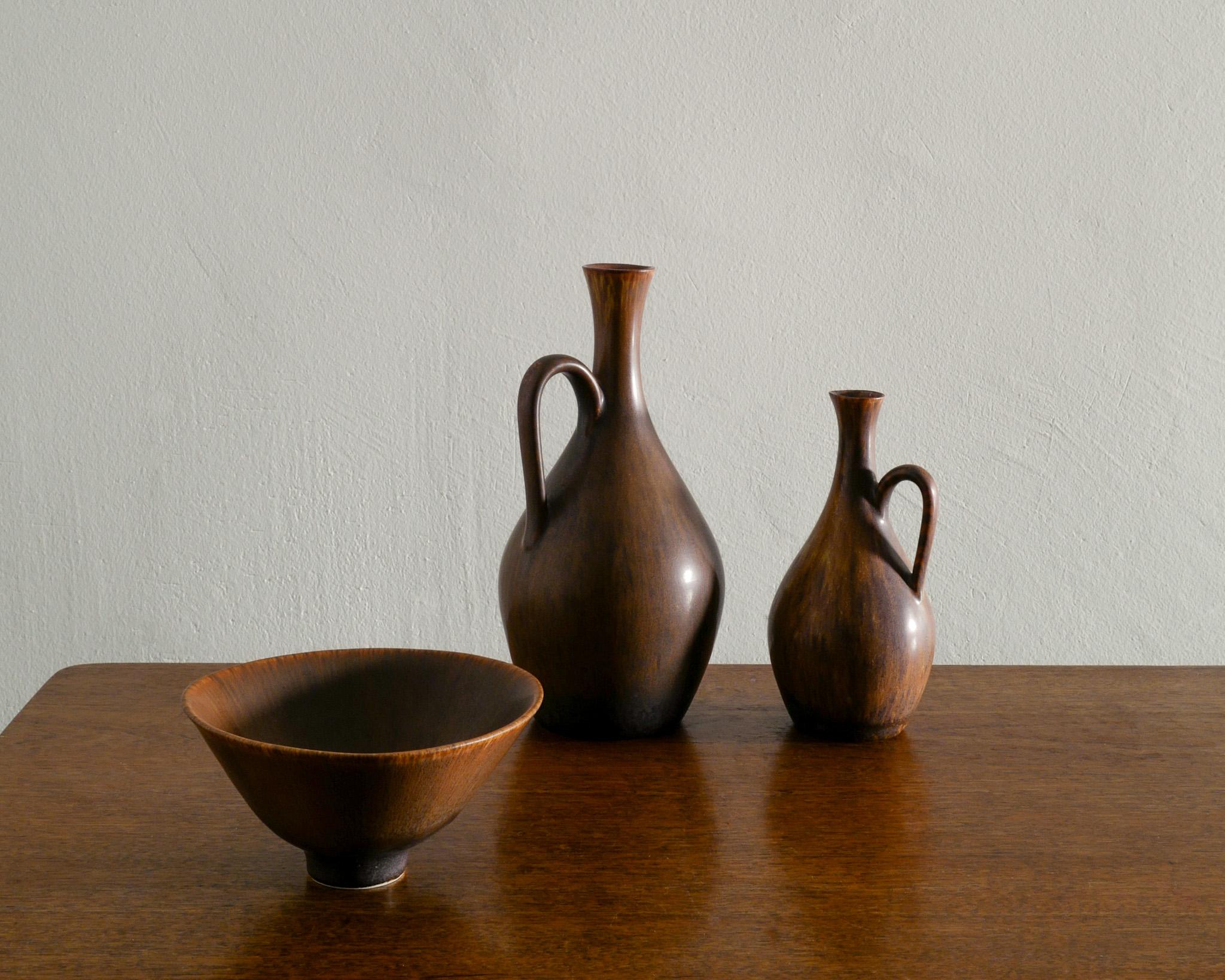 Rare set of brown glazed ceramics by Carl-Harry Stålhane produced by Rörstrand, Sweden 1950s. In good original condition. All signed.

Dimensions: Large Pitcher: H: 23 x 11 cm / 9