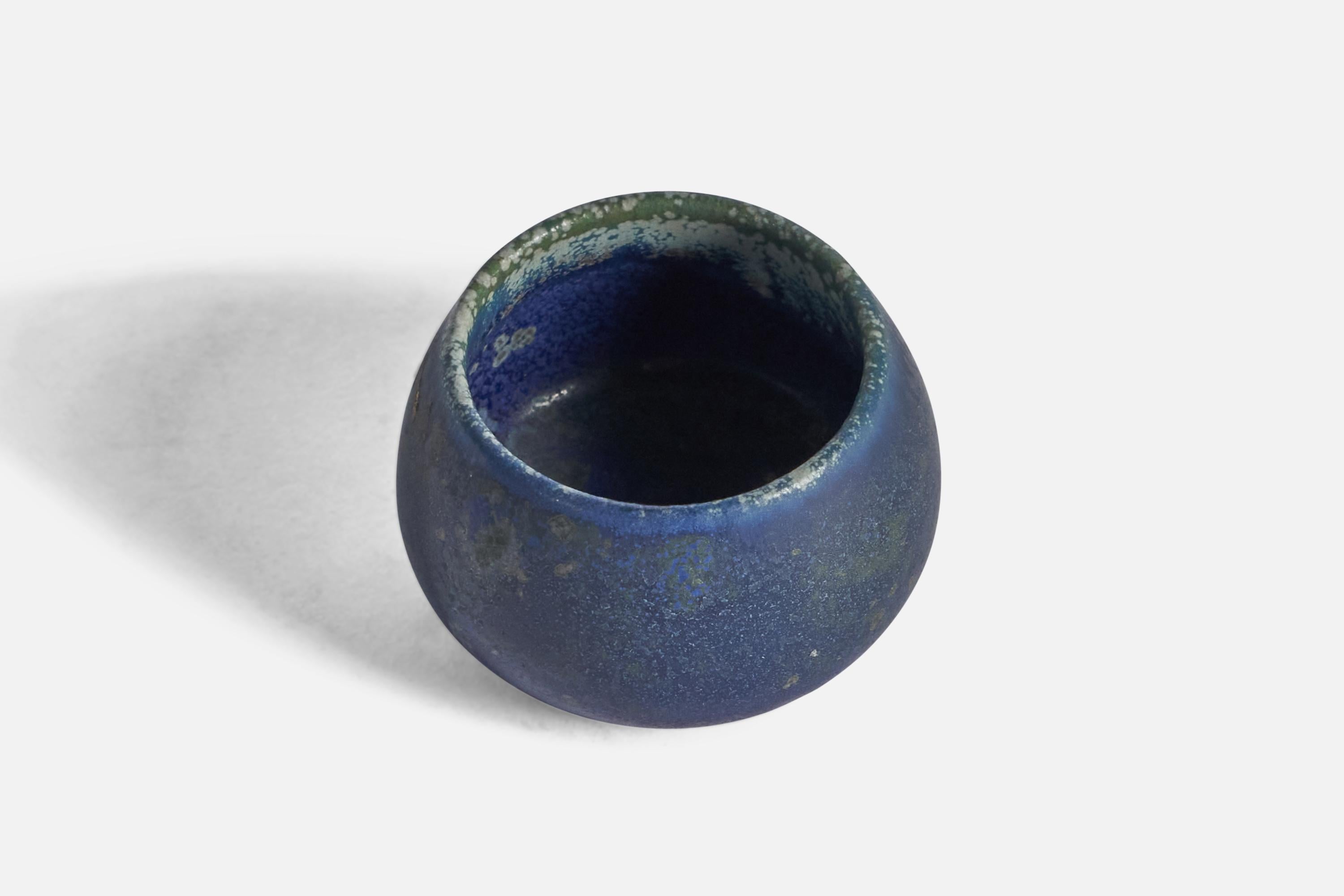 Carl-Harry Stålhane, Miniature Bowl, Stoneware, Sweden, 1950s In Good Condition For Sale In High Point, NC