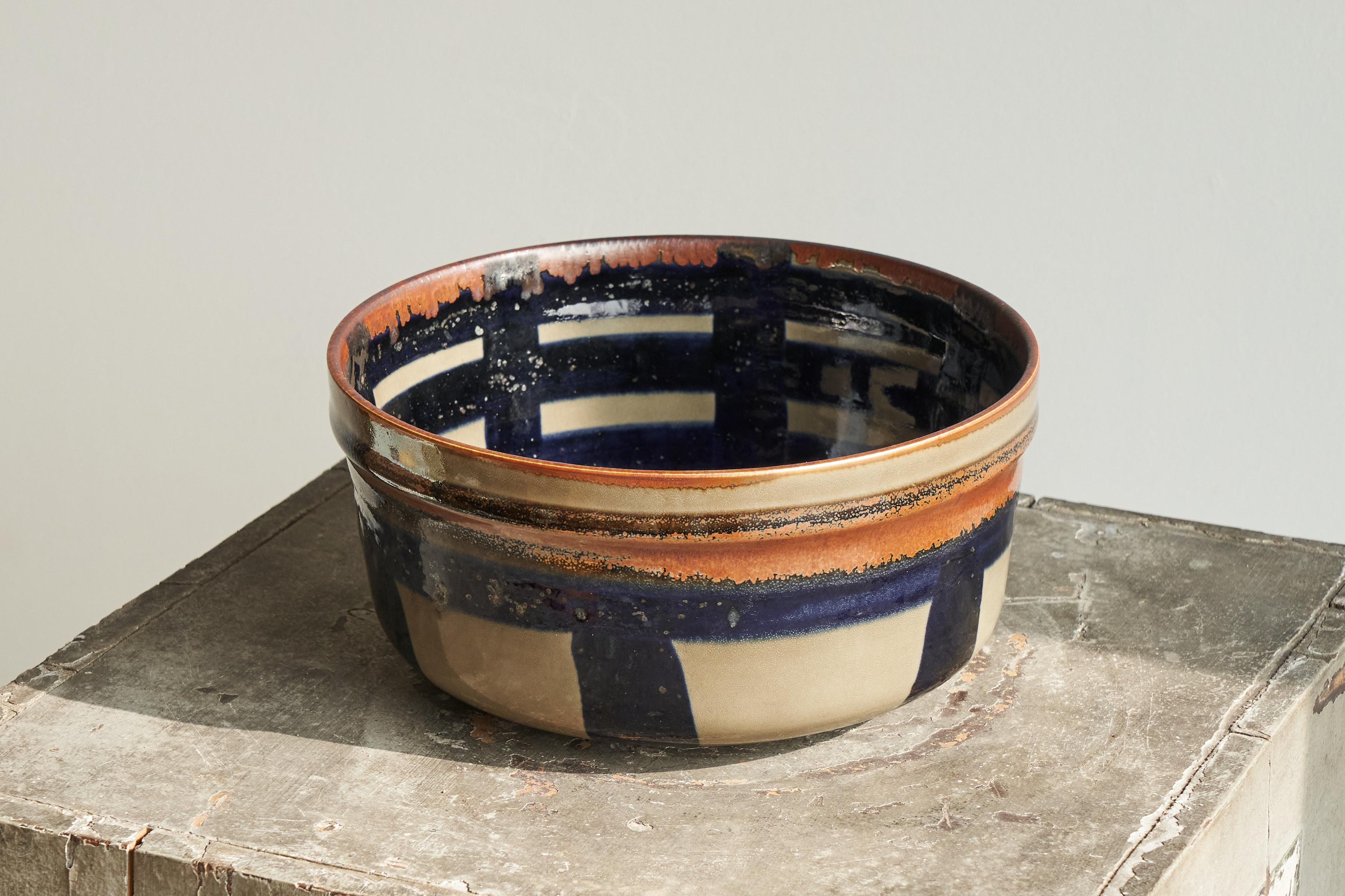 Carl-Harry Stålhane Unique Hand Signed Bowl for Rörstrand, Sweden, 1967.

A rare one-off.

This is a unique and hand signed sizable studio pottery bowl by Carl-Harry Stålhane for the high-end department of famous pottery workshop Rörstrand. Please