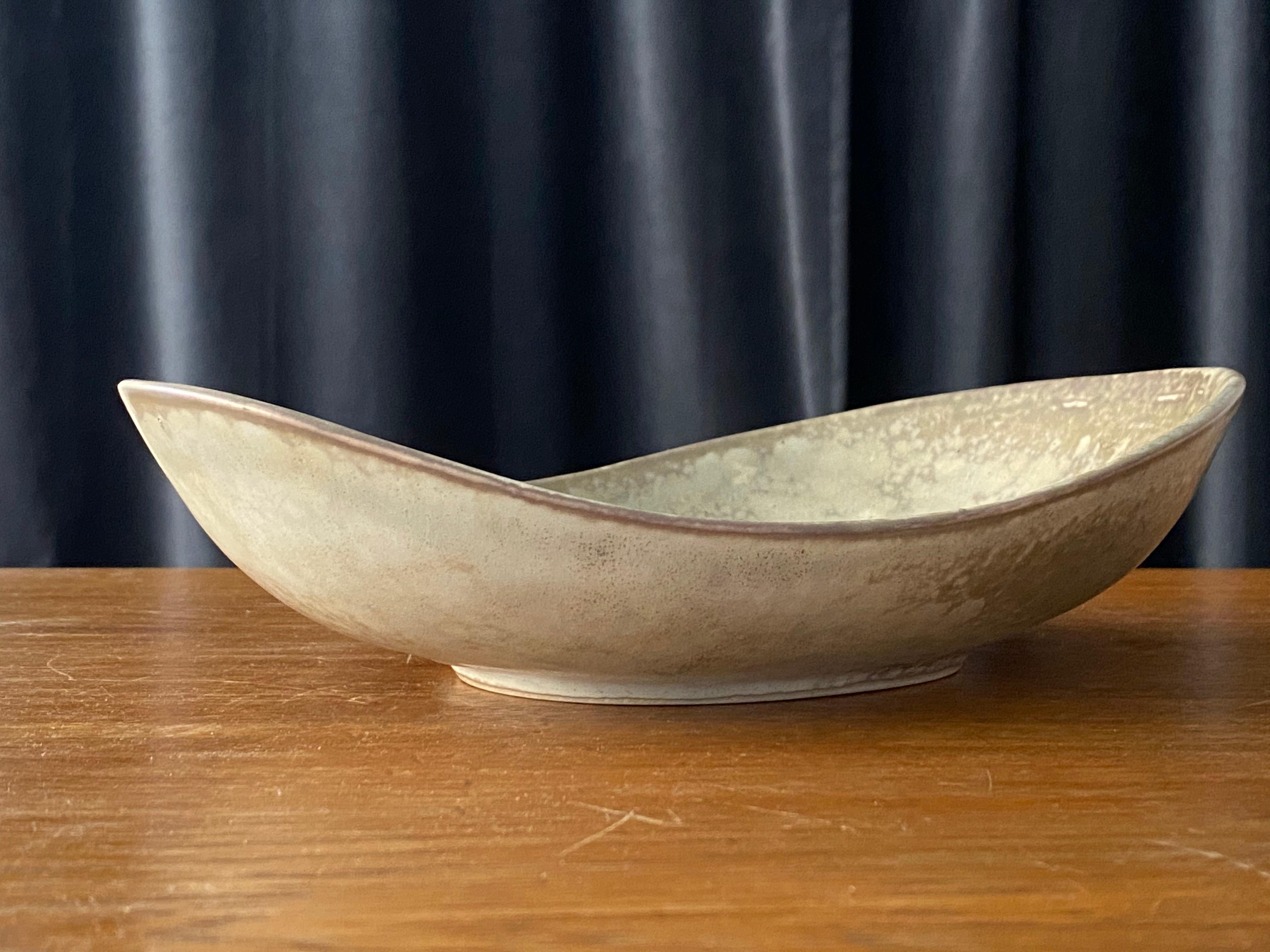 Mid-Century Modern Carl-Harry Stålhane, Organic Bowl, Light Grey Glazed Stoneware Rörstand, 1950s