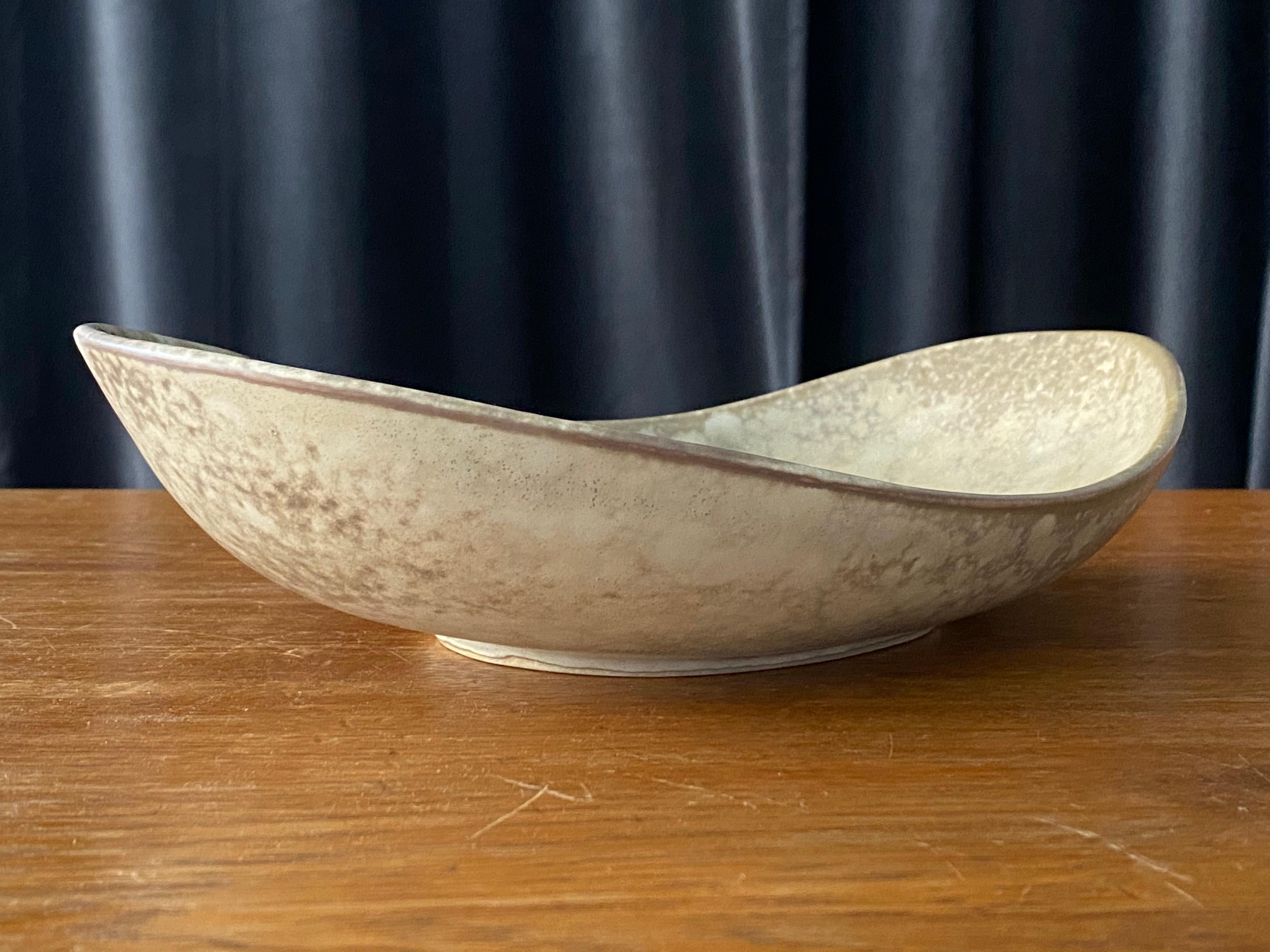 Carl-Harry Stålhane, Organic Bowl, Light Grey Glazed Stoneware Rörstand, 1950s In Good Condition In High Point, NC