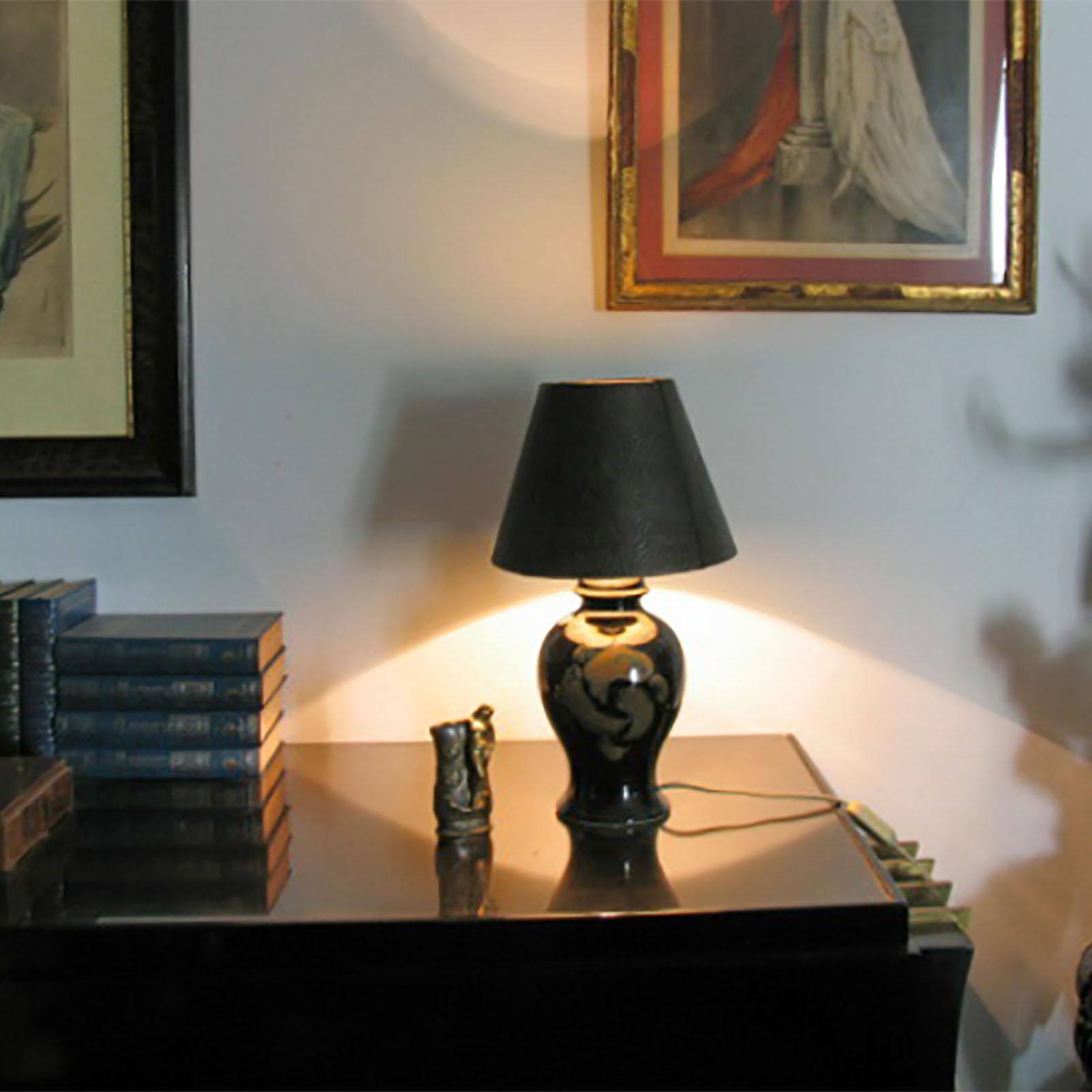 Pieds de lampe en grès conçus par Kent Ericsson, partenaire de Carl-Harry Stålhane au Designhuset. Signature incisée sous le fond : Designhuset, Suède, KE, logo Stalhane, étiquette originale du fabricant au mur.
Dimensions : Hauteur 28 cm.
 
