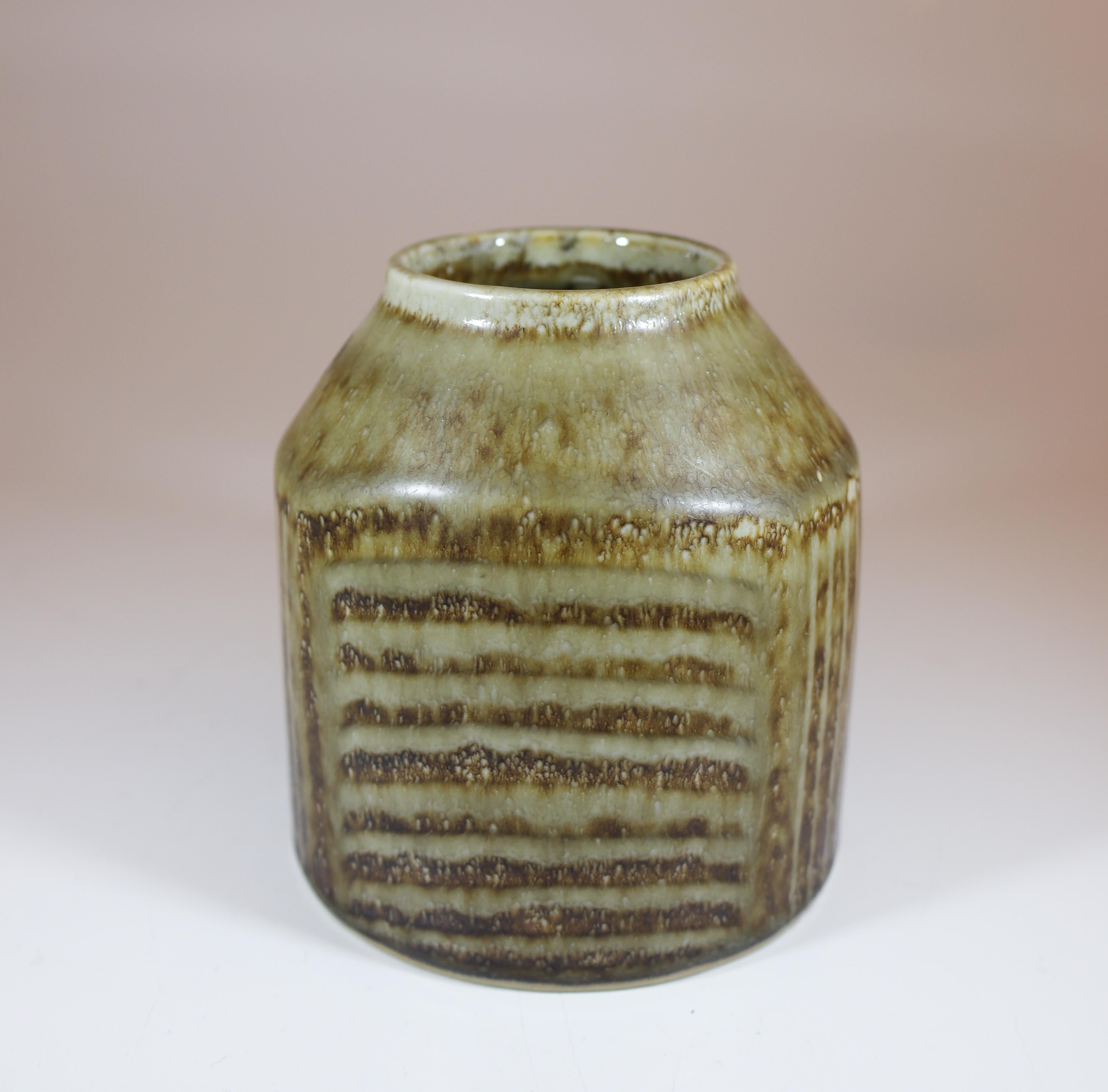 XX secolo Carl-Harry Stålhane, Atelier Rörstrand, Vaso marrone di metà secolo in vendita