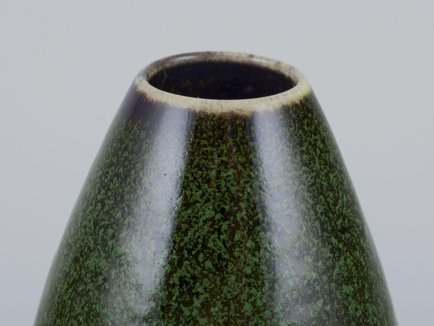 Scandinave moderne Carl-Harry Stålhane, Rörstrand. Vase à glaçure dans les tons verts et noirs en vente