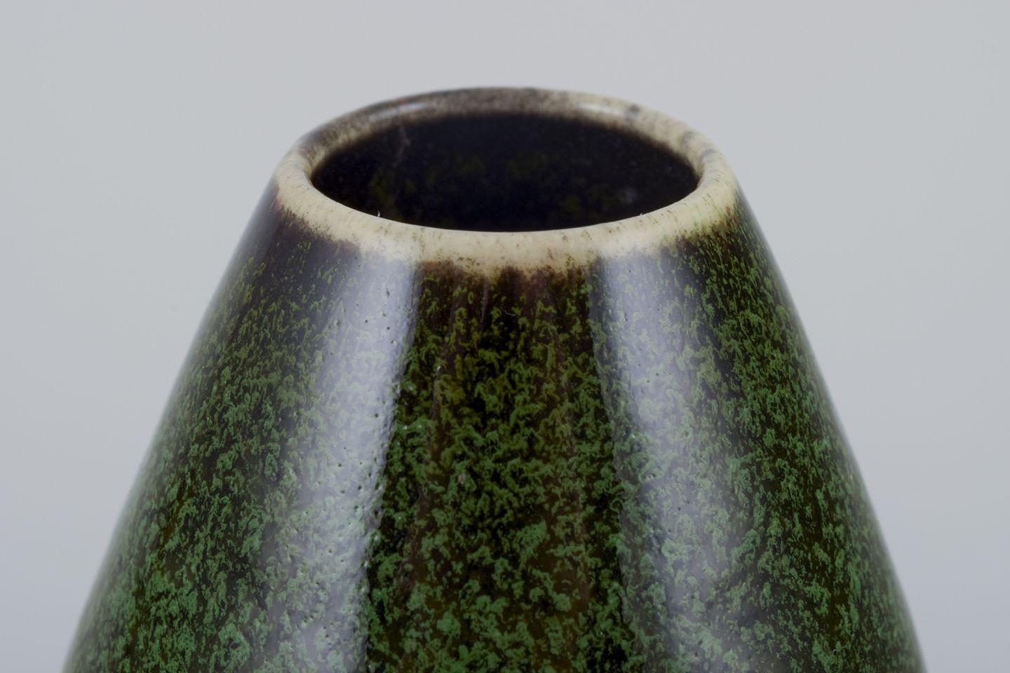 Vernissé Carl-Harry Stålhane, Rörstrand. Vase à glaçure dans les tons verts et noirs en vente