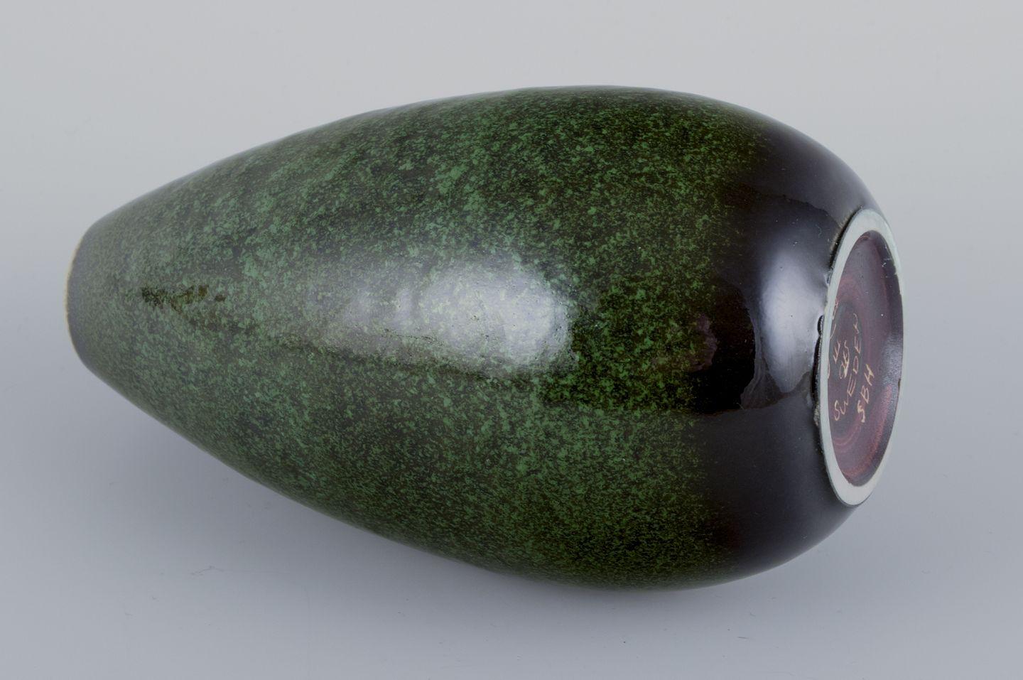 Carl-Harry Stålhane, Rörstrand. Vase à glaçure dans les tons verts et noirs Excellent état - En vente à Copenhagen, DK