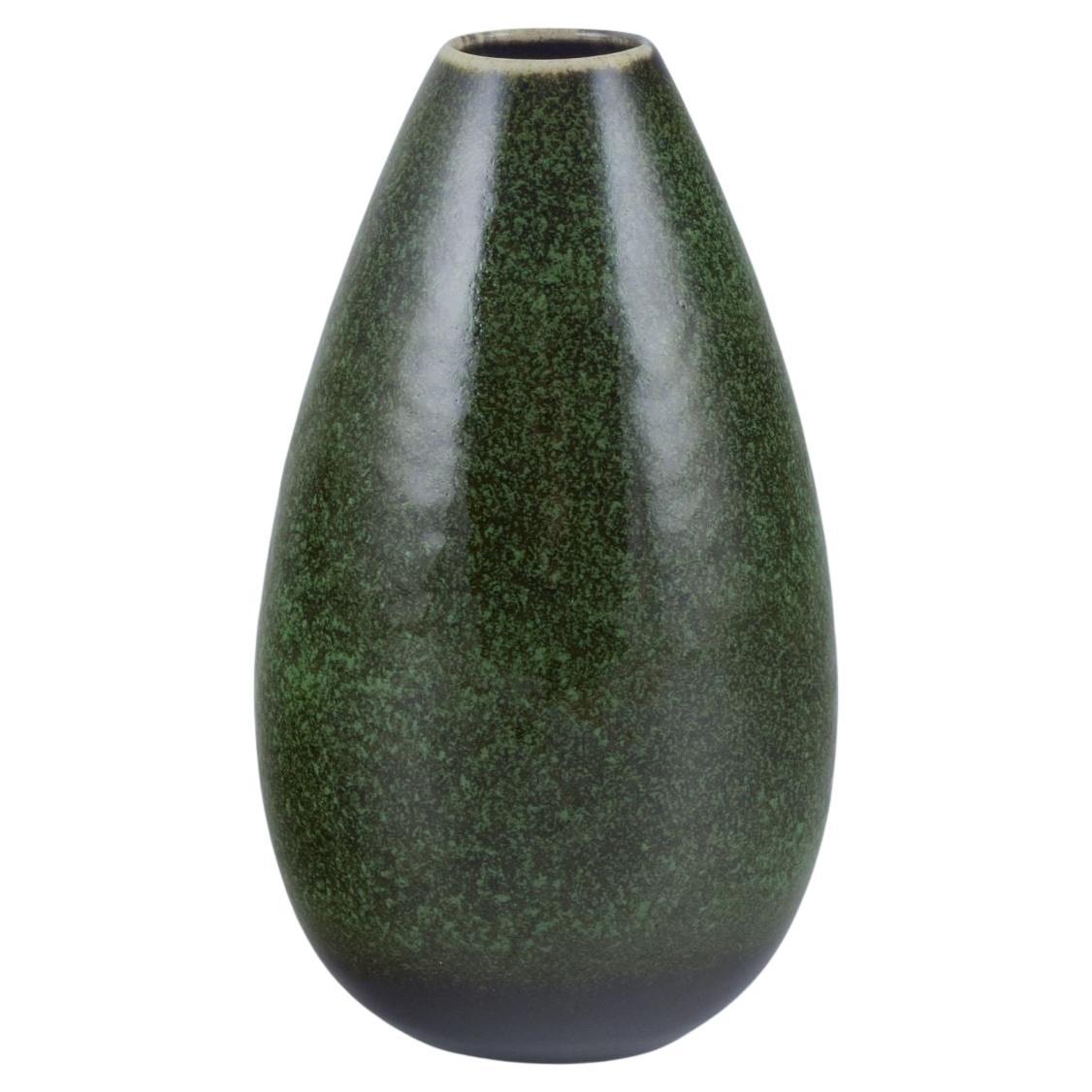 Carl-Harry Stålhane, Rörstrand. Vase à glaçure dans les tons verts et noirs