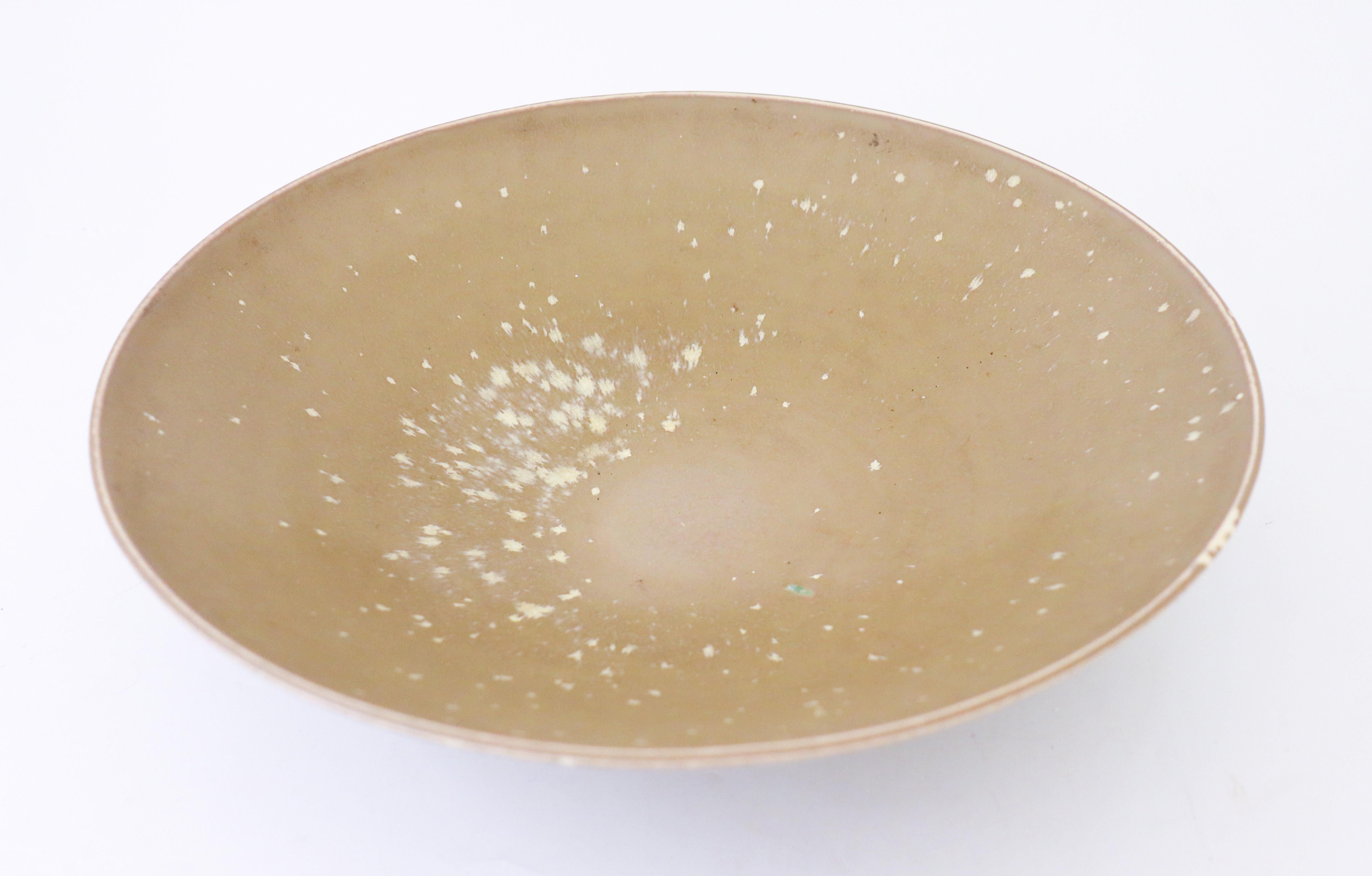 A large mid-century Swedish bowl in ceramic from Rörstrand, designed by Carl-Harry Stålhane. The bowl is marked as 2nd quality because of some minor marks from the production on the inside.