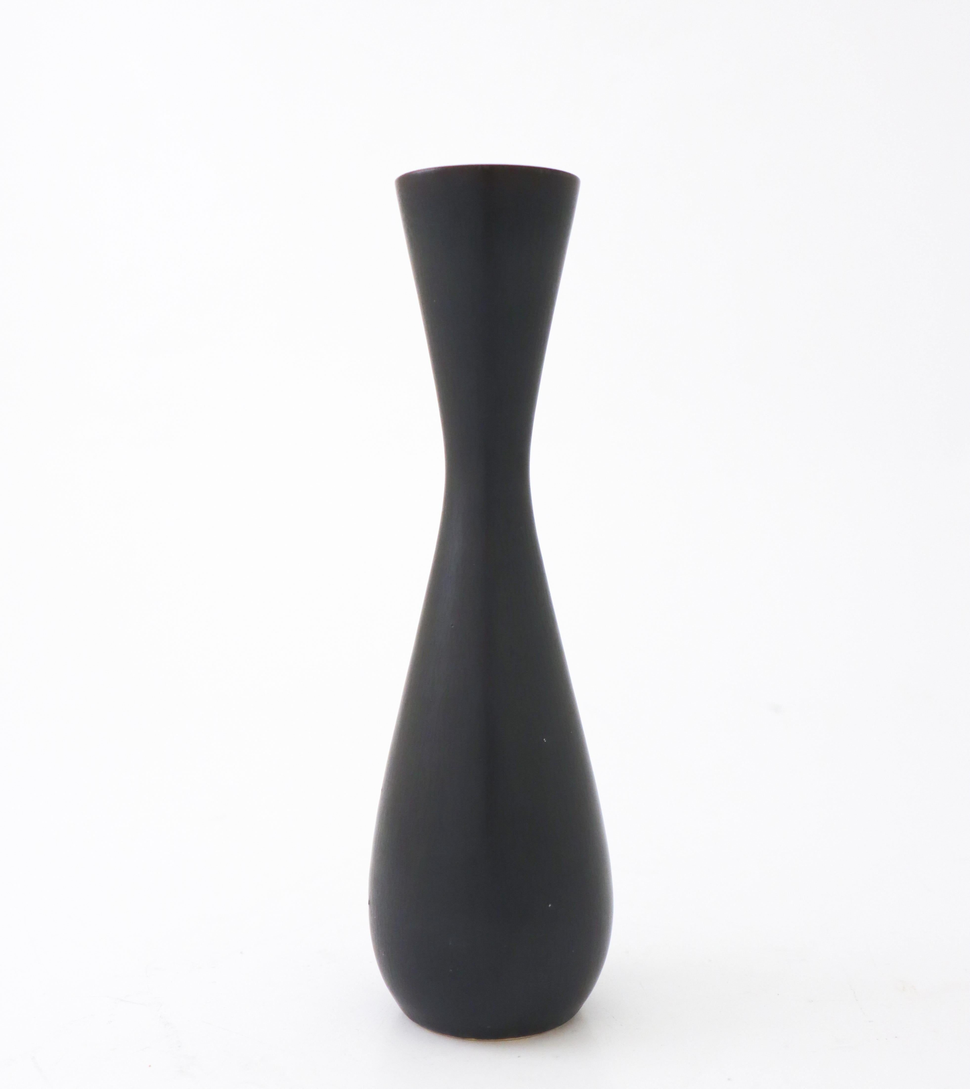 A beautiful black mid-century Swedish vase designed by Carl-Harry Stålhane at Rörstrand, Sweden, the vase is 20.5 cm high and in very good condition except from some air-bubbles in the glaze. This vase vase designed and produced in the mid-century.