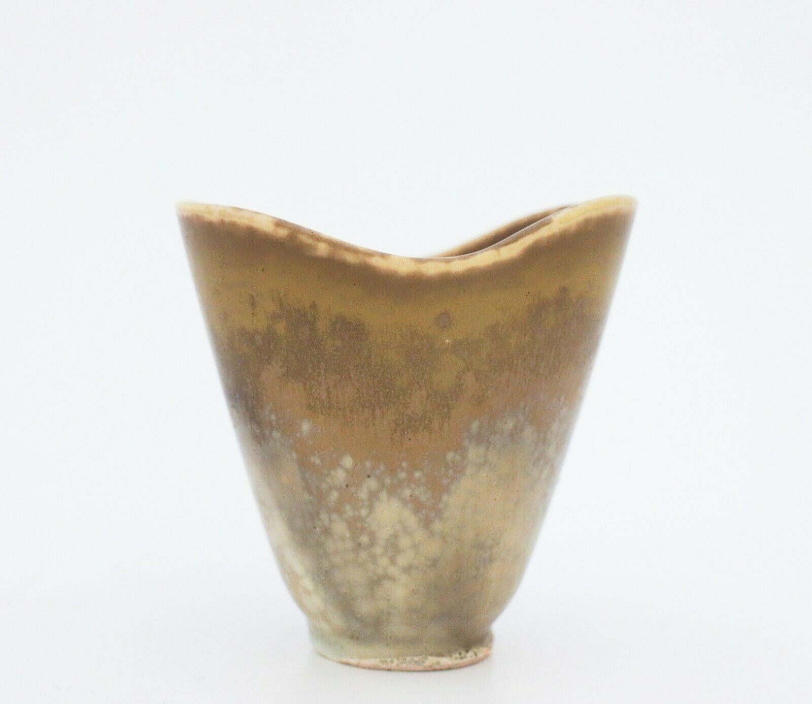 Un vase vintage conçu par Carl-Harry Stålhane à Rörstrand au 20ème siècle, il mesure 10,5 cm de haut et est en très bon état à l'exception de quelques marques dans l'émail provenant de la production, c'est pourquoi il est marqué comme étant de 2ème