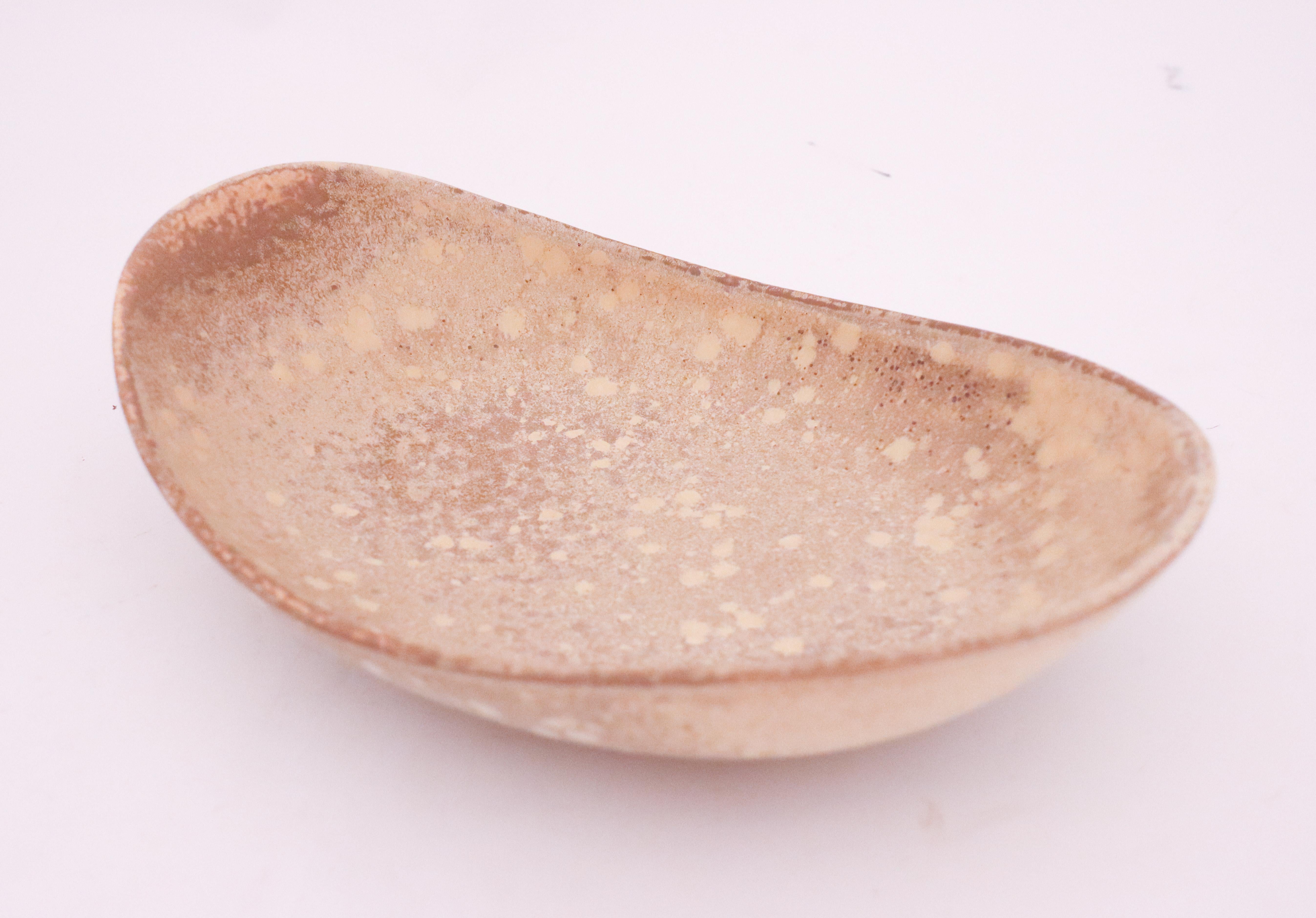 A grey speckled midcentury Swedish bowl in ceramic by Rörstrand, designed by Carl-Harry Stålhane. Measures: The bowl is 27,5 x 18,5 cm in diameter and 7 cm high. It is in mint condition.

Carl-Harry Stålhane is one of the top names when it comes to