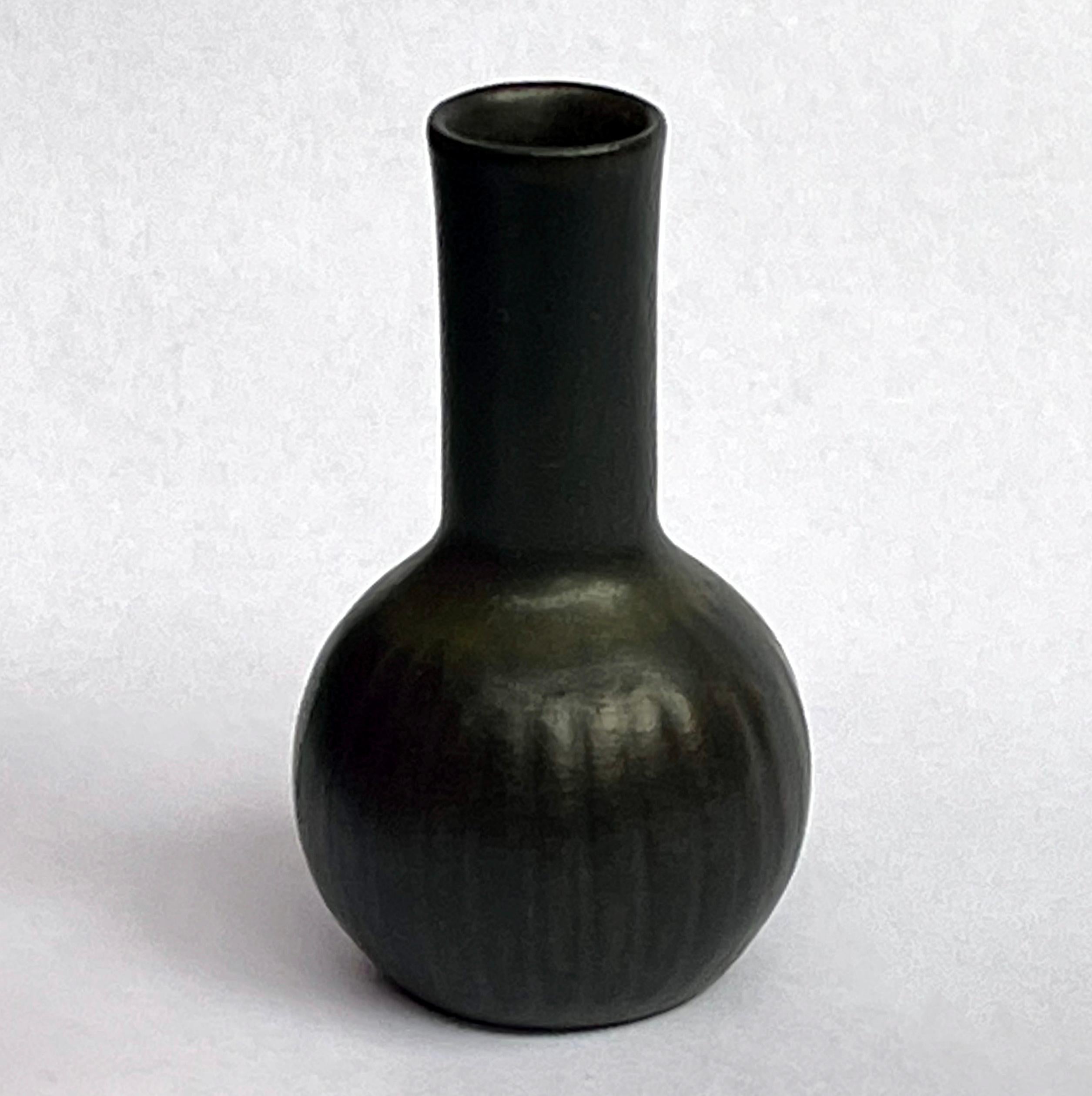 Carl-Harry Stålhane for Rörstrand. Miniature vase in glazed stoneware. Beautiful glaze in black and dark steel grey shades with some dark copper red strokes from bottom and up., 1950s. Measures: 5,3 cm x 3 cm. Very good condition. Stamped. 1st