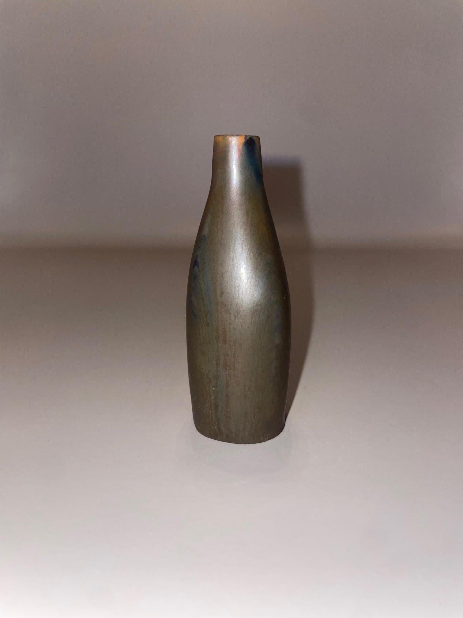 Vaso in miniatura realizzato da Carl-Harry Stålhane per Rörstrand, Svezia. 
Contattaci per qualsiasi domanda!