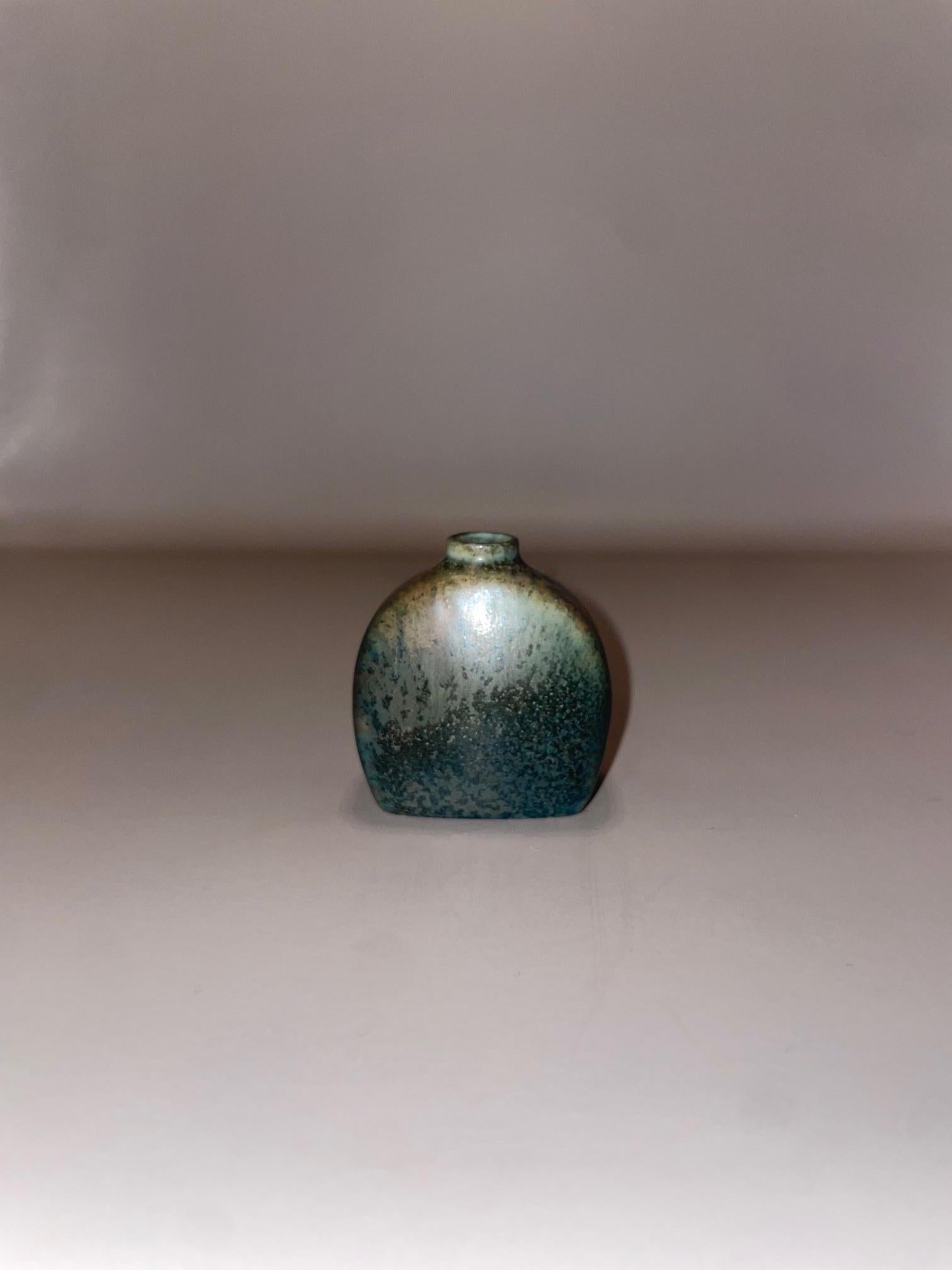 Vaso in miniatura di Carl-Harry Stålhane per Rörstrand, Svezia. 
Contattaci per qualsiasi domanda!