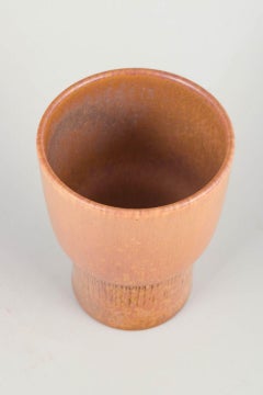 Carl-Harry Stålhane, Rörstrand. Vaso minimalista in gres con smalto rosa tenue.