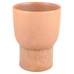 Carl-Harry Stålhane, Rörstrand. Vaso minimalista in gres con smalto rosa tenue.