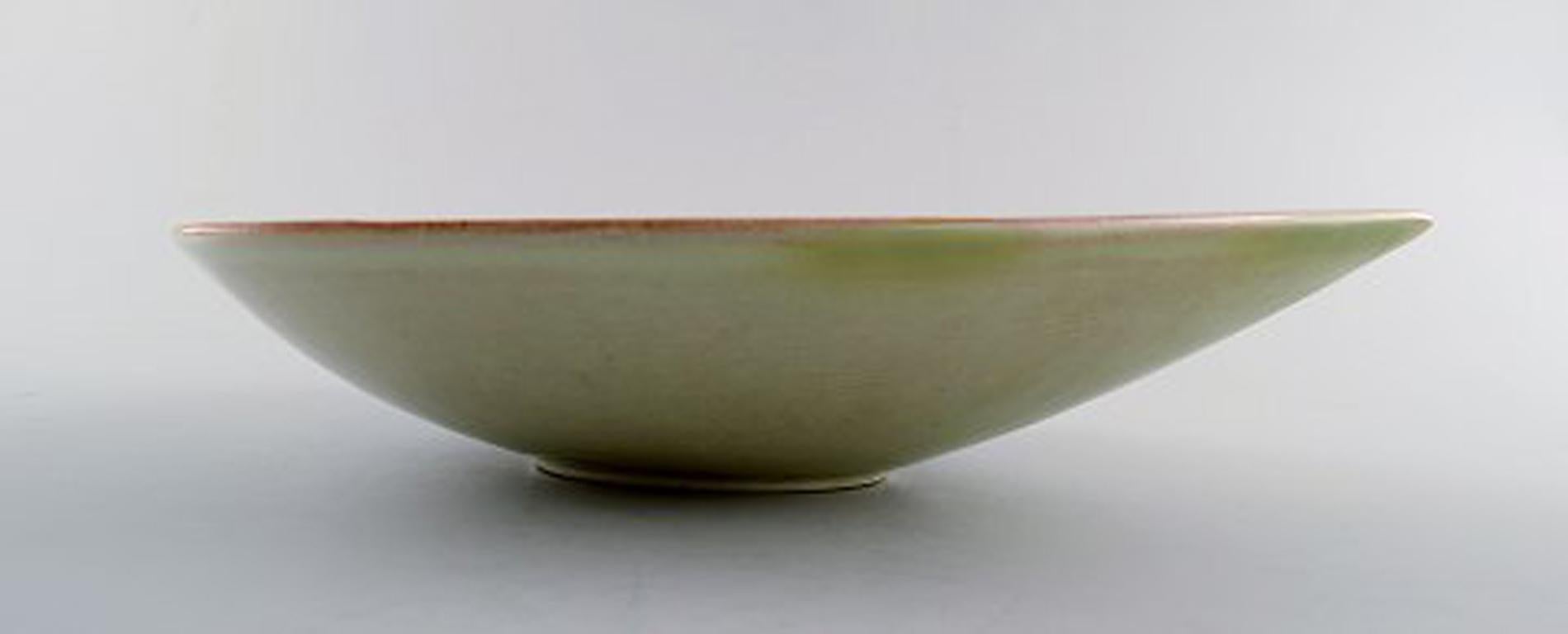 Carl-Harry Stålhane, Rörstrand / Rorstrand, large leaf-shaped bowl in stoneware.
Beautiful glaze.
Length 26.5 cm. Width 22 cm. Height 6 cm.
In perfect condition, 1st. factory quality.