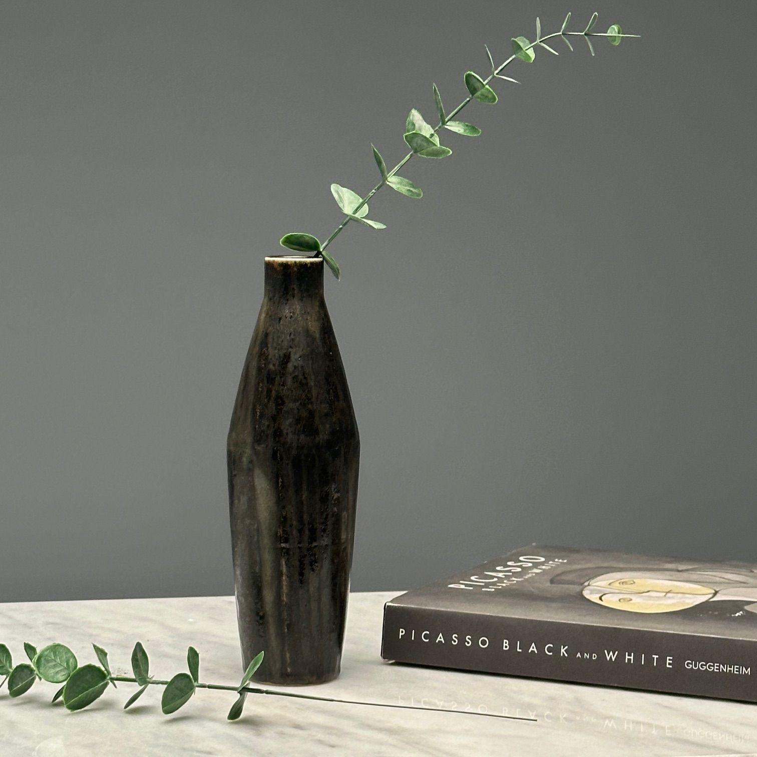 Carl-Harry Stalhane, Rörstrand, metà del secolo scorso, Vaso o recipiente svedese, gres grigio scuro

Vaso o recipiente moderno svedese progettato da Carl-Harry Stalhane (1920-1990) per Rörstrand in Svezia a metà del XX secolo. Quest'opera presenta