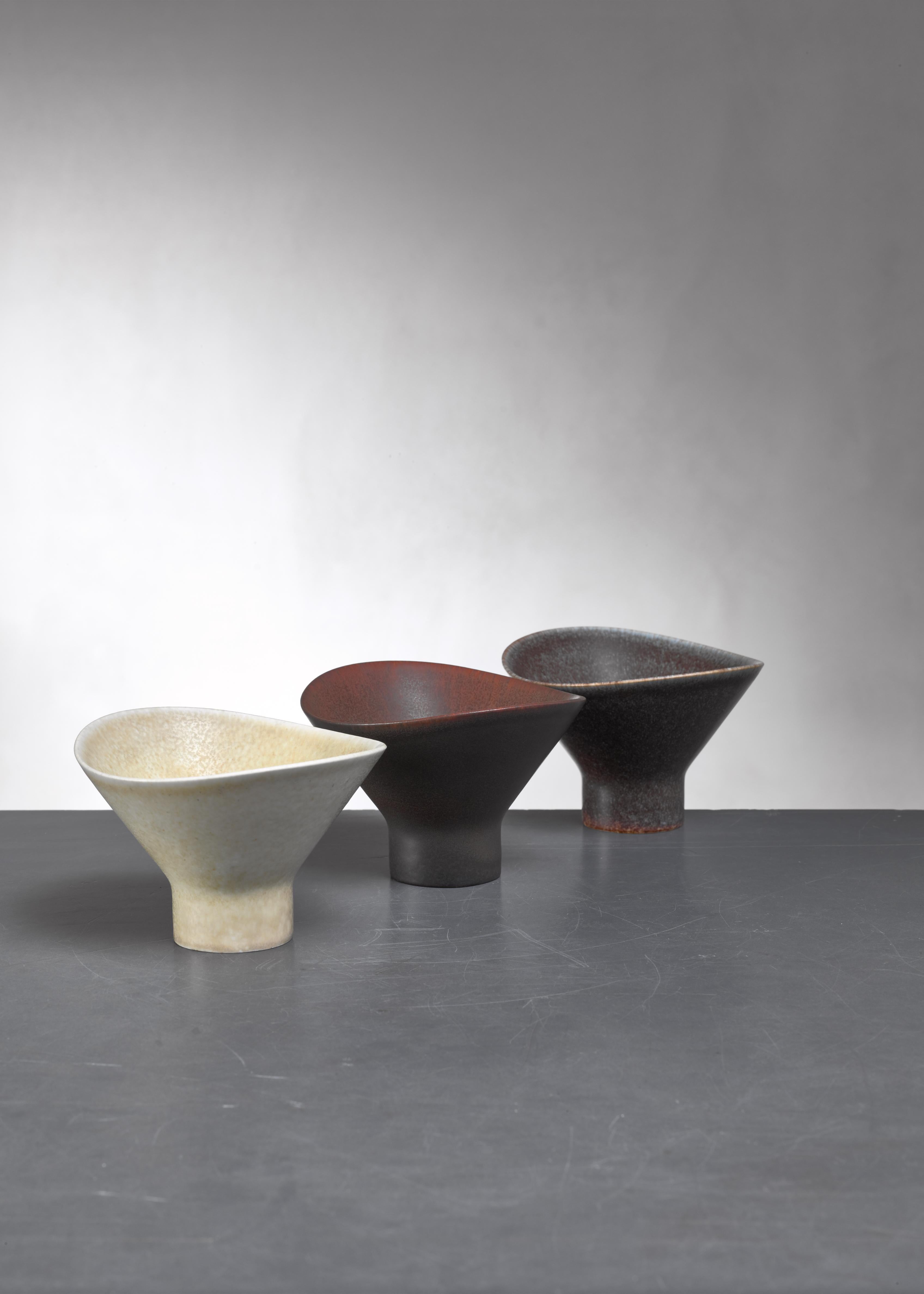 A set of three ceramic bowls, two brown and one beige, by Carl-Harry Stålhane for Rörstrand.

Signed by Stålhane and Rörstrand. We have a large collection of ceramic pieces by Rörstrand available.