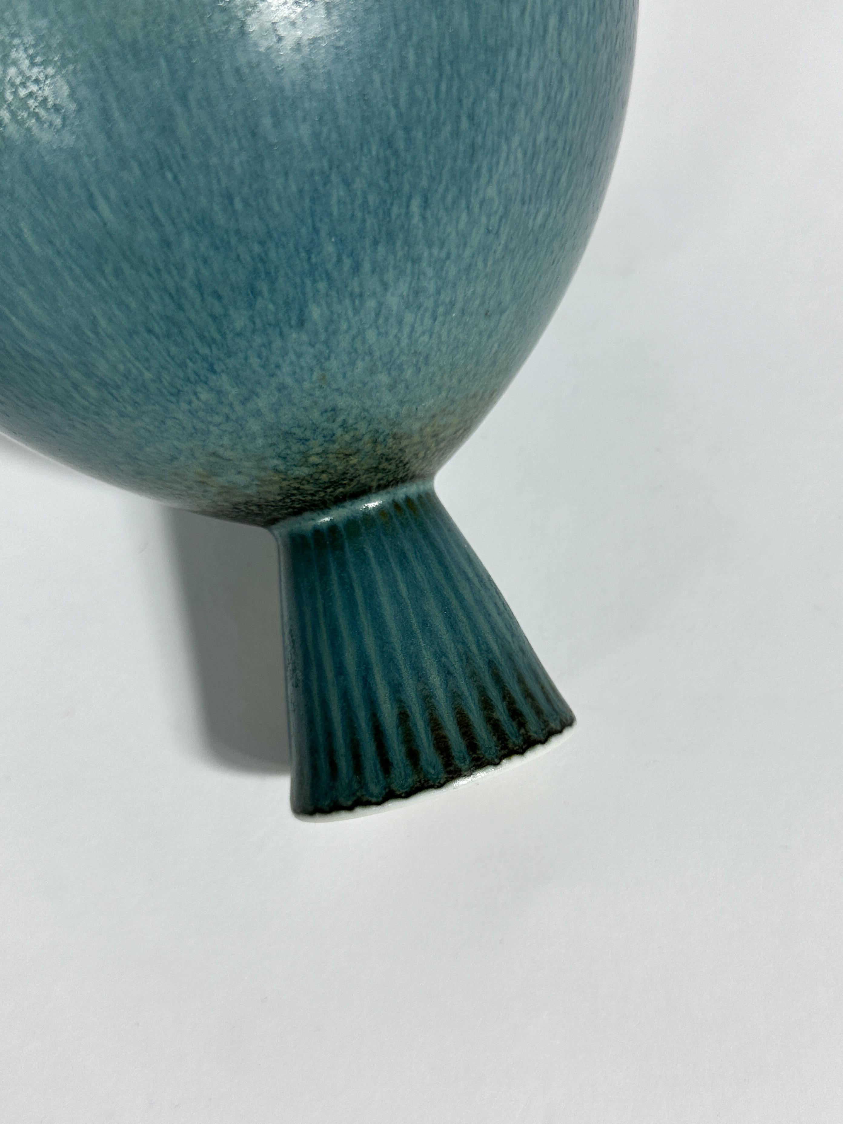 Ciotola in gres Carl Harry Stalhane con piede Rörstrand Svezia 1950s In condizioni buone in vendita a Basel, BS