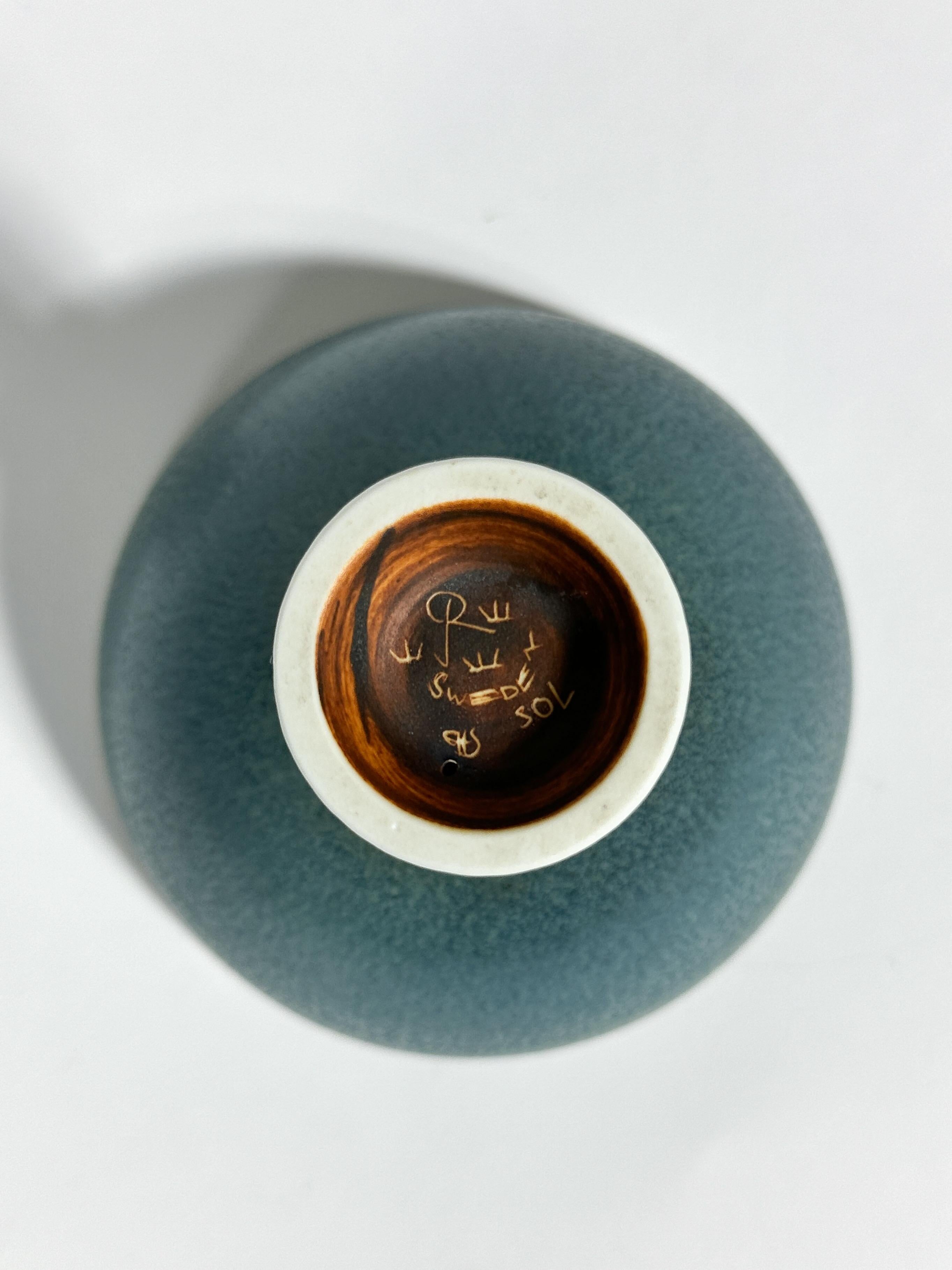 Metà XX secolo Ciotola in gres Carl Harry Stalhane con piede Rörstrand Svezia 1950s in vendita