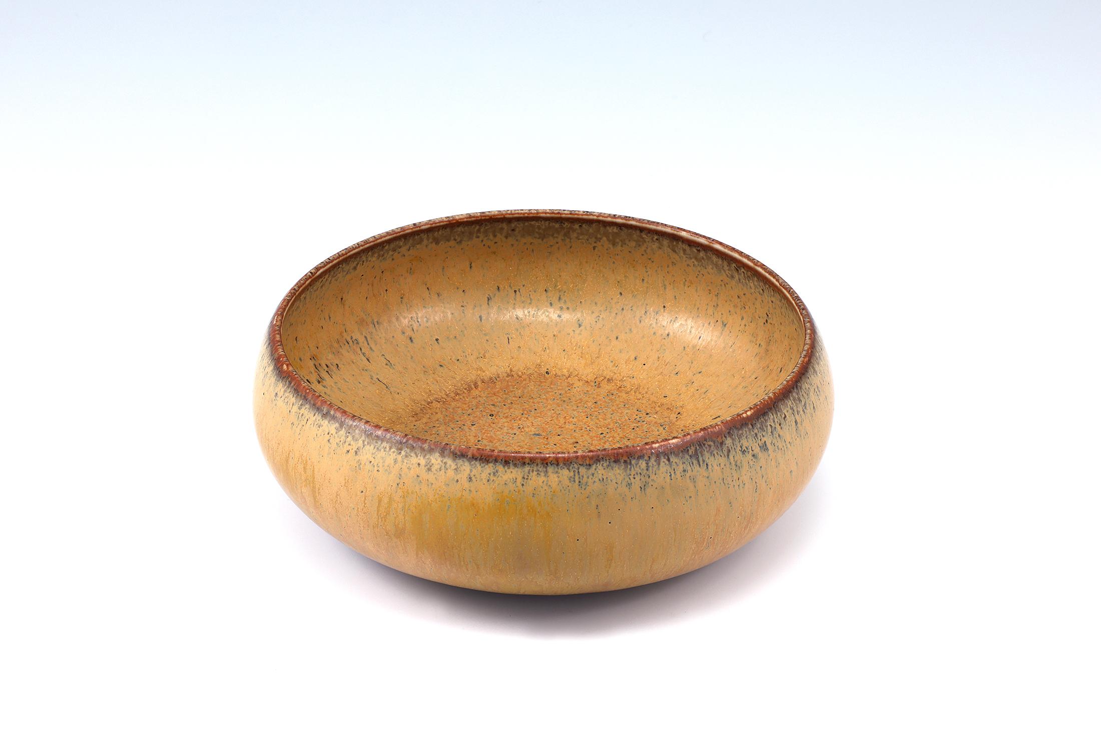 Carl-Harry Stålhane, Stoneware Bowl with yellow brown glaze, Rörstrand, Sweden 1950's Impressed Handmade
Rörstrand R three crowns Stalhane SWEDEN CI25

The entire piece is covered with a Red brown glaze, over which a double layer of ochre-colored