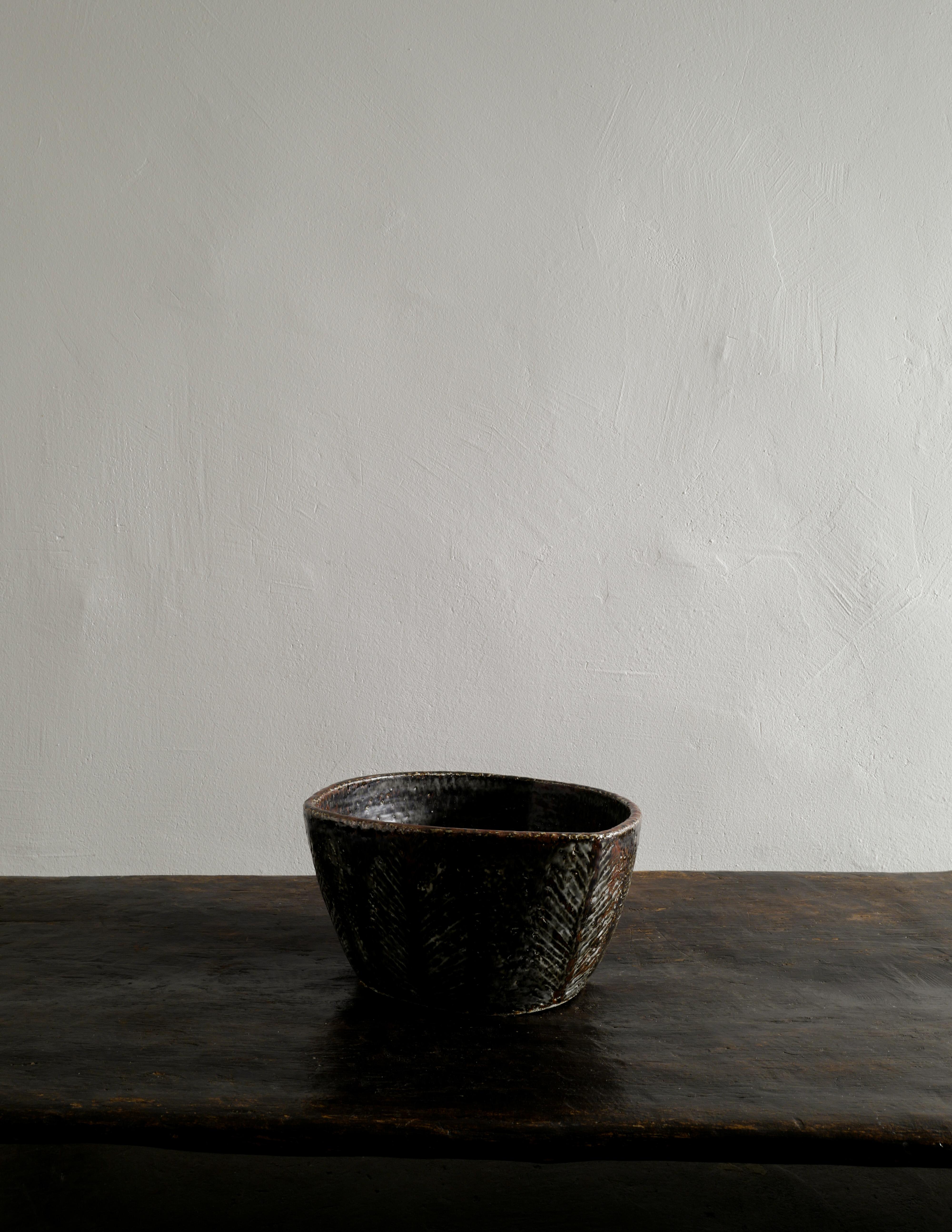 Rare and unique large stoneware bowl by Carl-Harry Stålhane for Rörstrand produced in Sweden in the 1950s. Beautiful handmade decor and the bowl is in great original condition without any defects or flaws. Signed 