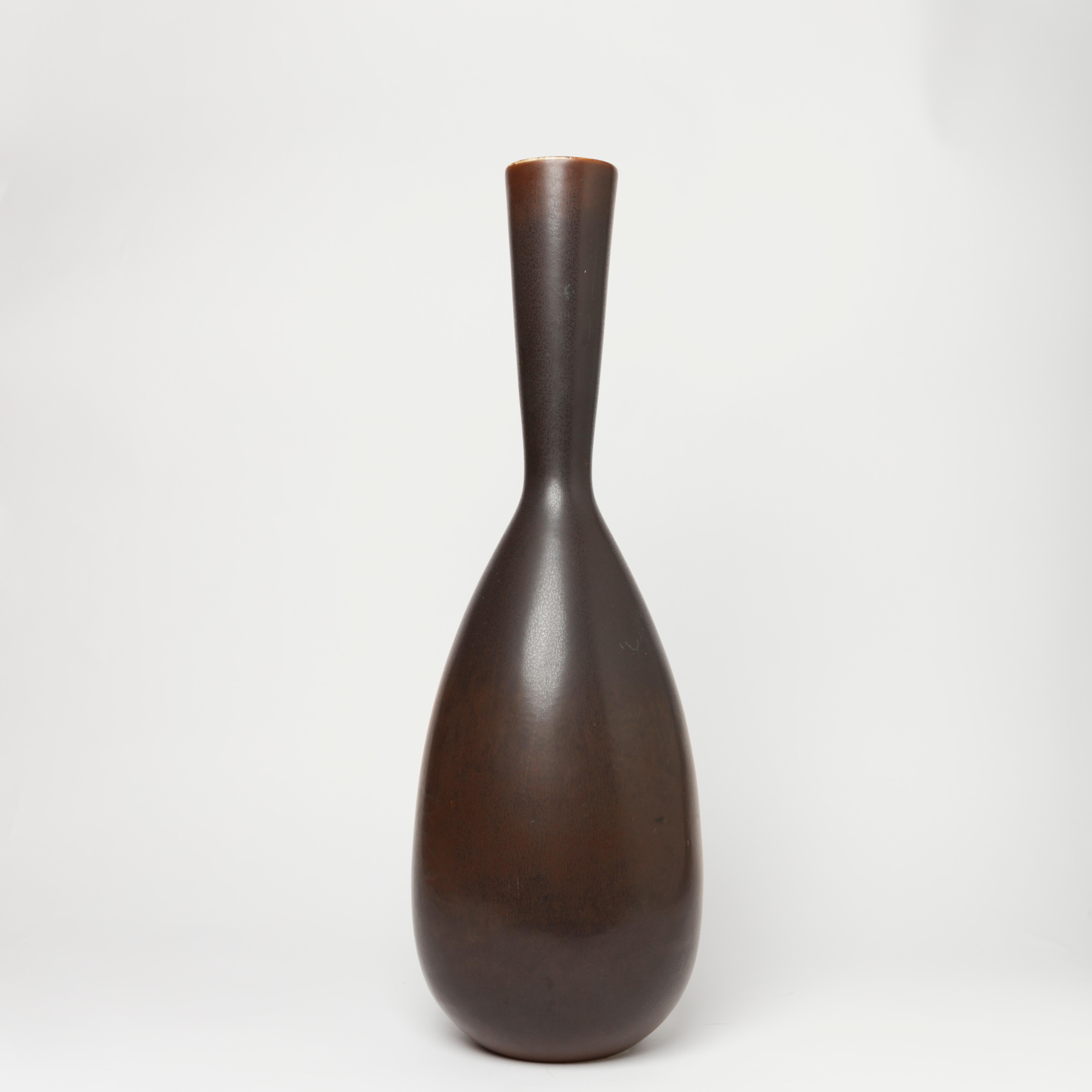 Stoneware floor vase by Carl-Harry Stålhane for Rörstrand 1950s with brown harefur glaze.
Measure: Height 60cm/17.3