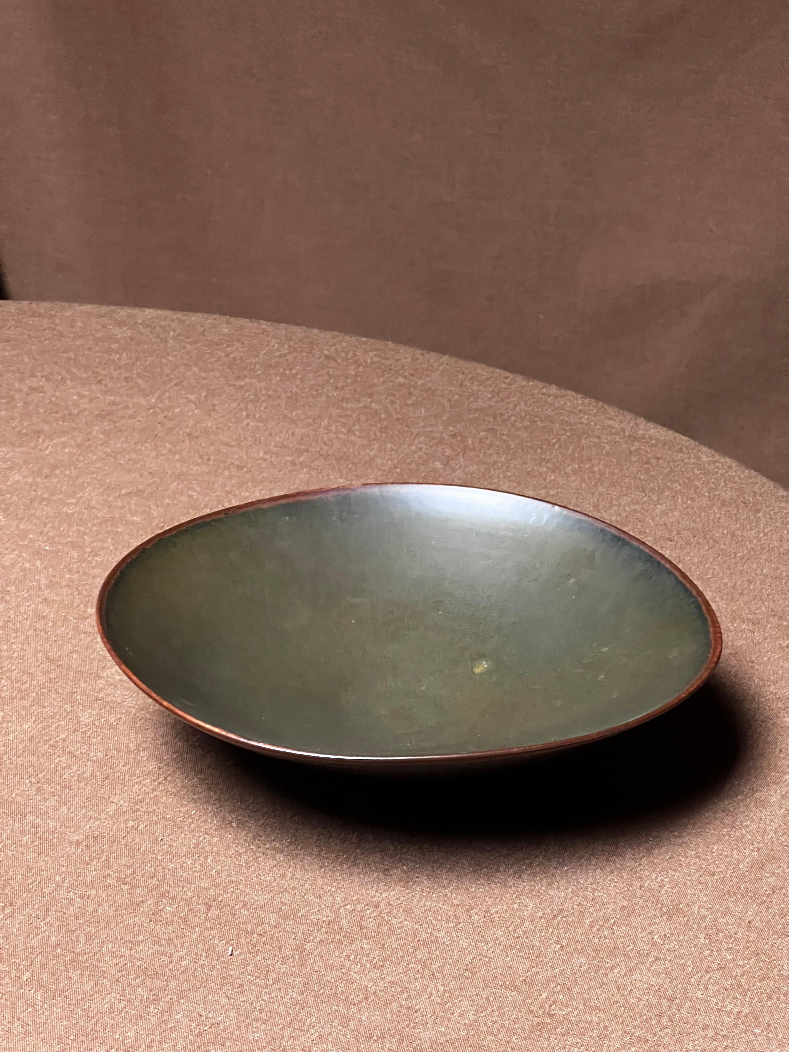 Grün glasierte Schale / Teller des schwedischen Meisterkeramikers Car-Harry Stalhane. Von dunkelgrau an den Rändern bis dunkelgrün. Es ist die japanische Inspirationsglasur. Elegante Details und schönes Muster. Elegantes Stück, von Hand gefertigt