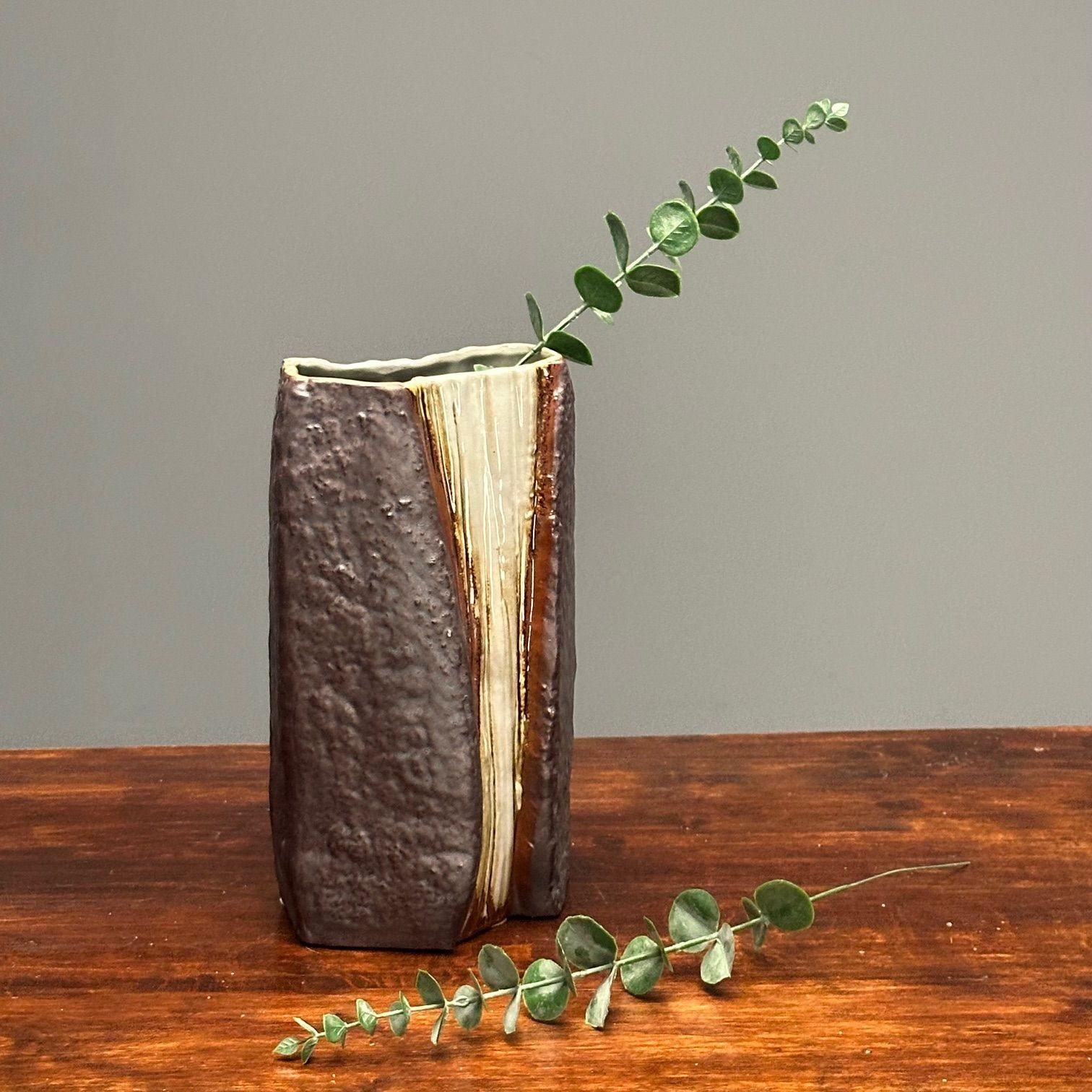 Carl-Harry Stålhane, modernité suédoise du milieu du siècle, céramique en grès, vase, années 1970

Vase moderne suédois conçu par Carl-Harry Stålhane (1920-1990) et produit en Suède dans la seconde moitié du XXe siècle.

Grès émaillé
Suède, c.C.