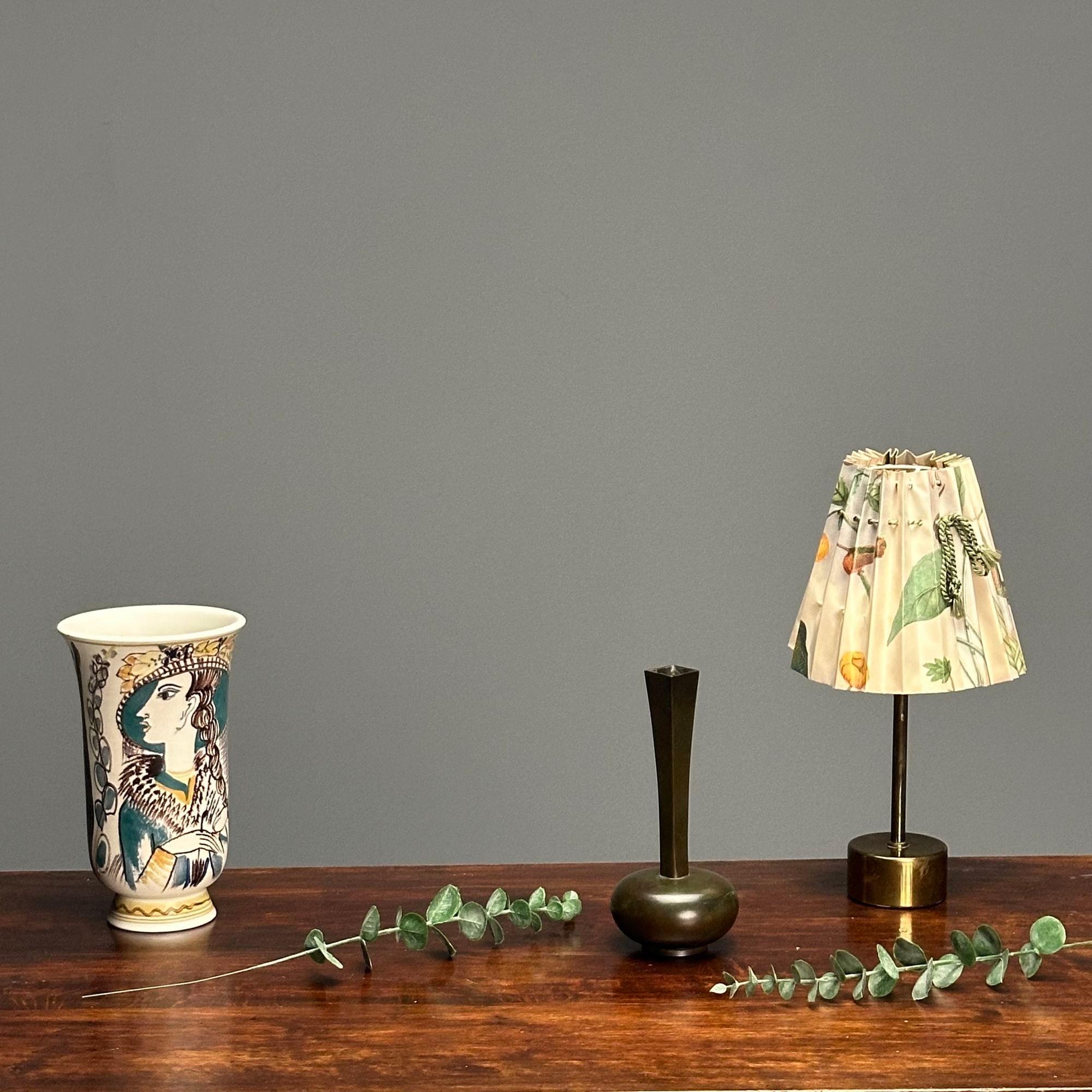 Carl-Harry Stålhane, Vaso in gres svedese della metà del secolo scorso, Svezia, 1943

Vaso in ceramica svedese in gres disegnato da Carl-Harry Stalhane per Rörstrand in Svezia nel 1943. Quest'opera è decorata con figure femminili dipinte. Firmato R