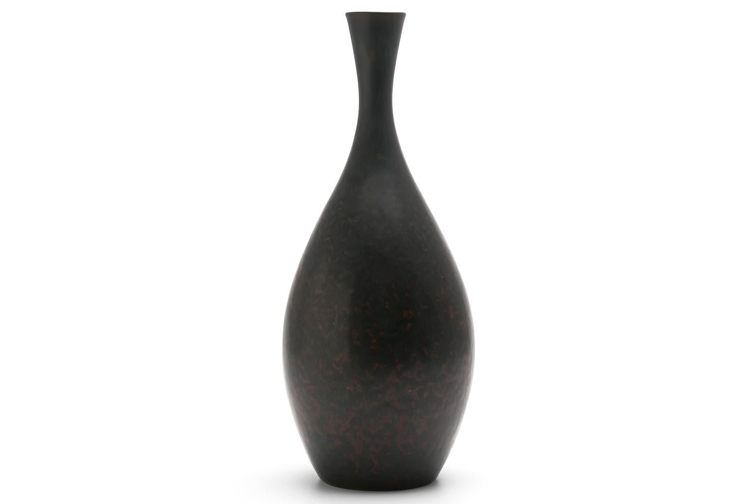 Una obra de Carl-Harry Stalhåne, que lideró la época dorada de Rorstrand en los años 50 junto a Gunnar Nylund y trabajó como diseñador y director artístico.
Tras su primera exposición en 1948, pasó un año y medio estudiando escultura en París, donde