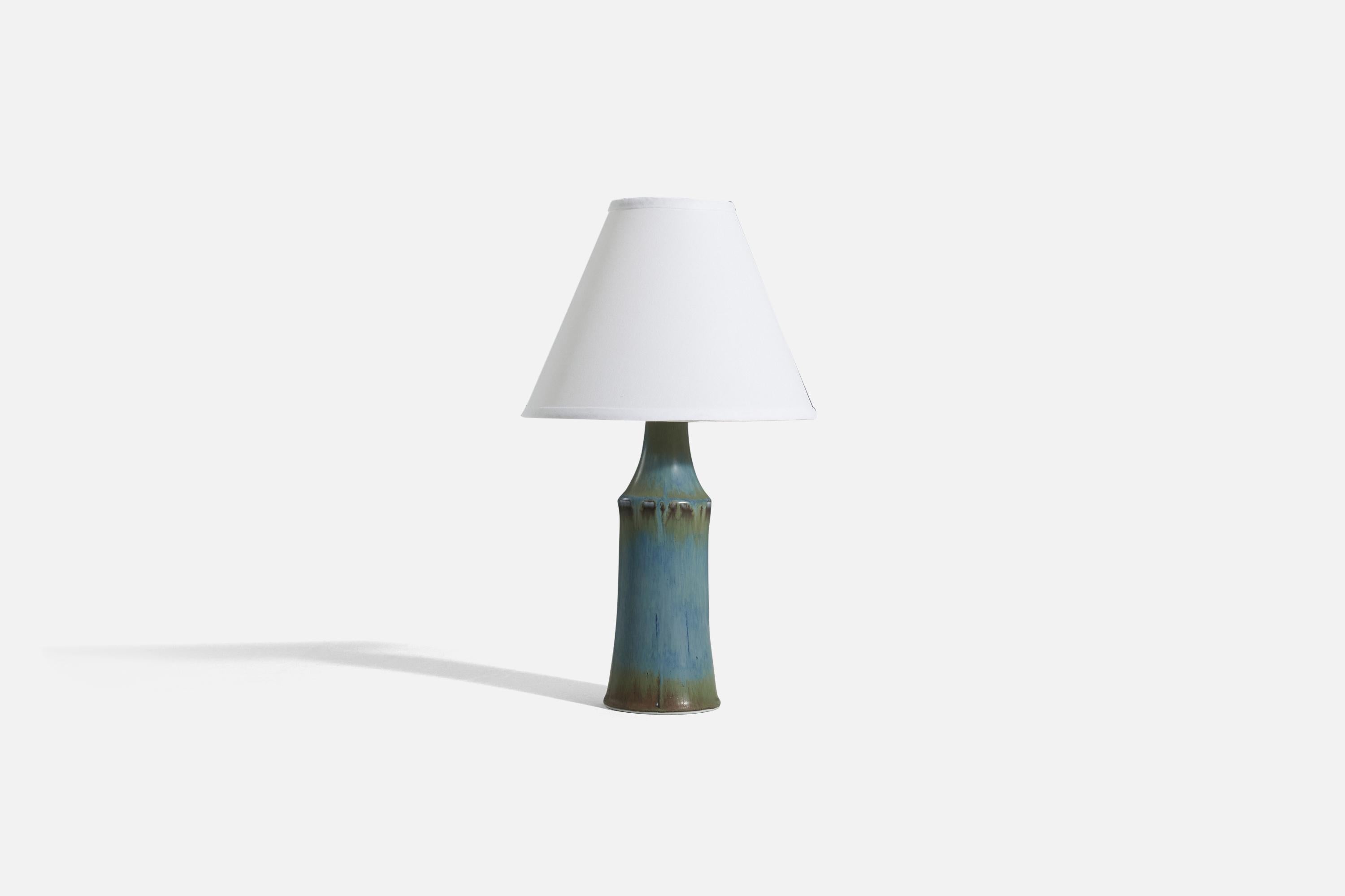 Lampe de table en grès émaillé bleu conçue par Carl-Harry Stålhane et produite par Rörstrand, Suède, vers les années 1960. 

Vendu sans abat-jour. 
Dimensions de la lampe (pouces) : 14.0625 x 4 x 4 (H x L x P)
Dimensions de l'abat-jour (pouces)