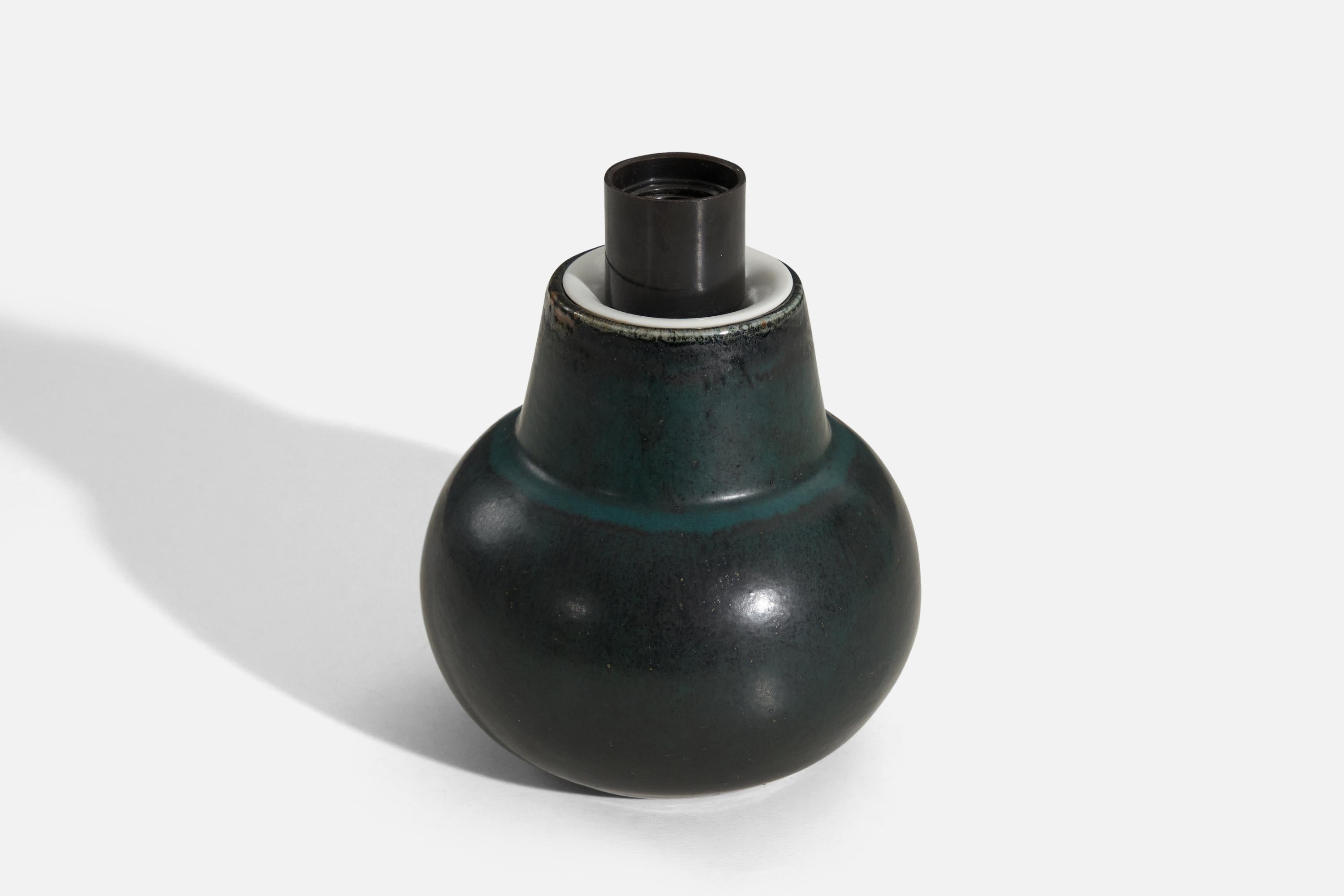 Carl-Harry Stålhane, Table Lamp, Dark Green-Glazed Stoneware, Sweden, c. 1960s In Good Condition In High Point, NC