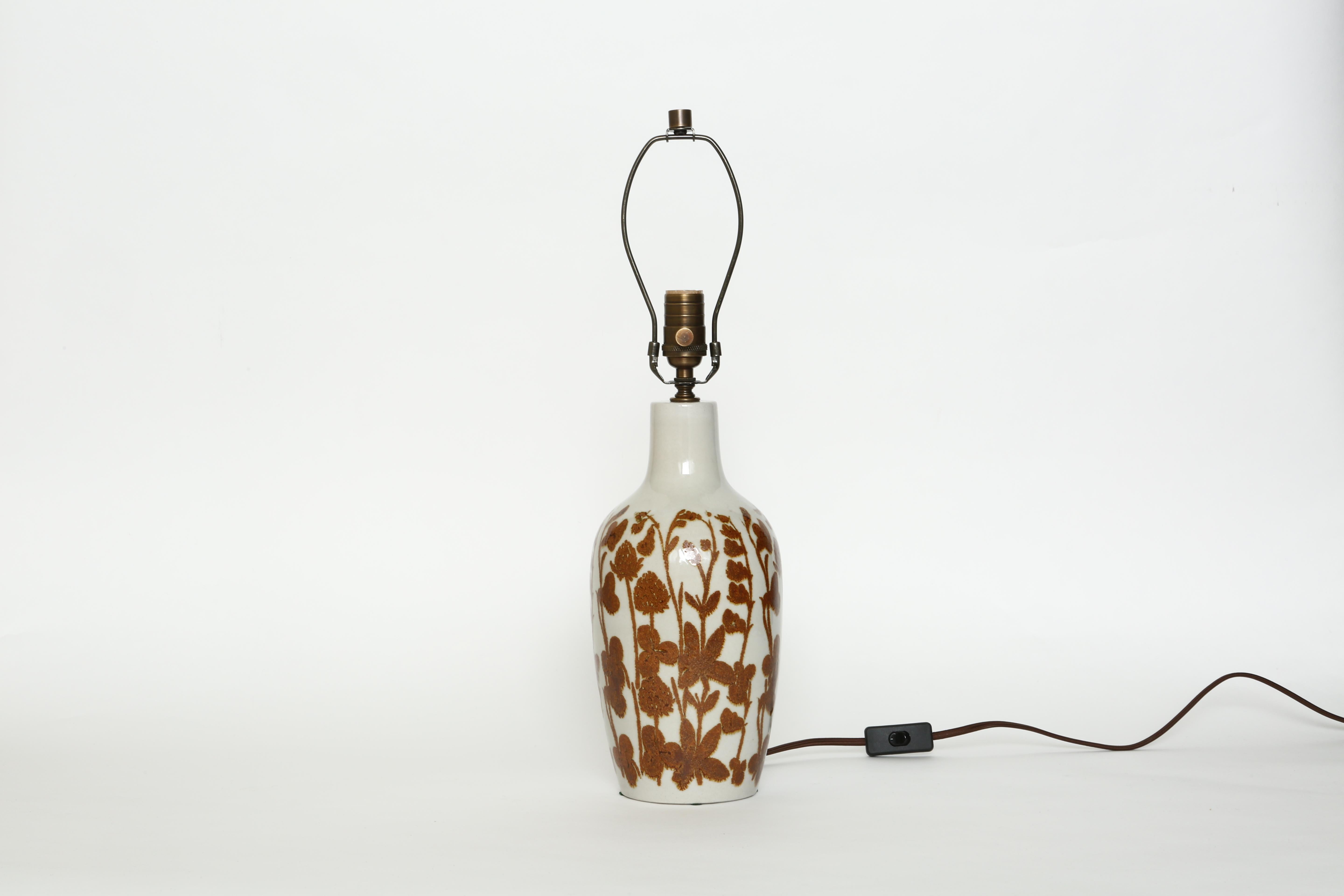 Carl-Harry Stalhane for Designhuset table lamp.
Ceramic, patinated brass.
Sweden, 1970s.