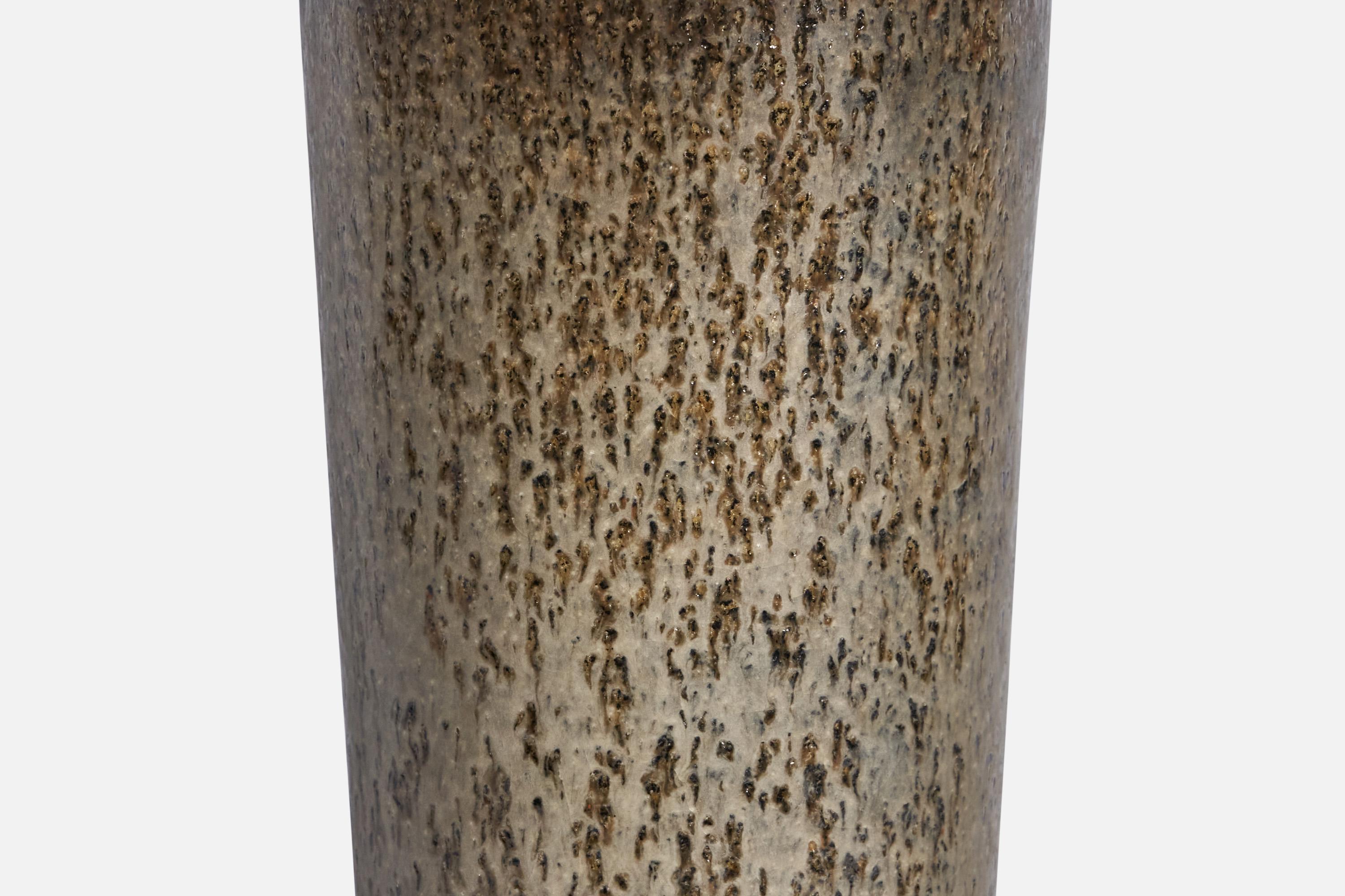 Carl-Harry Stålhane, lampe de table, grès, laiton, Suède, années 1950 Bon état - En vente à High Point, NC